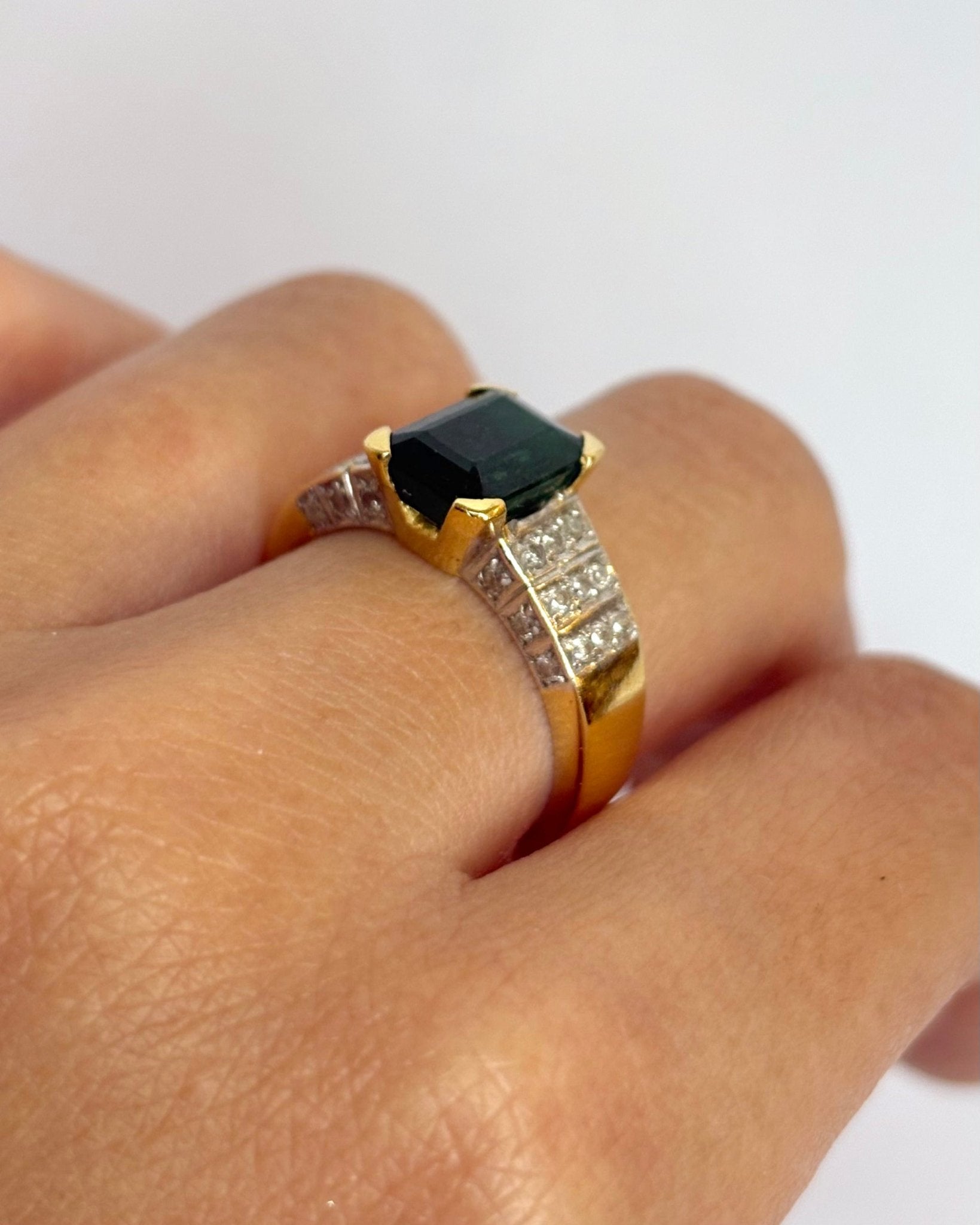 Bague Solitaire Émeraude 2.50 cts & 30 Diamants "Athéna" - Elliade Paris