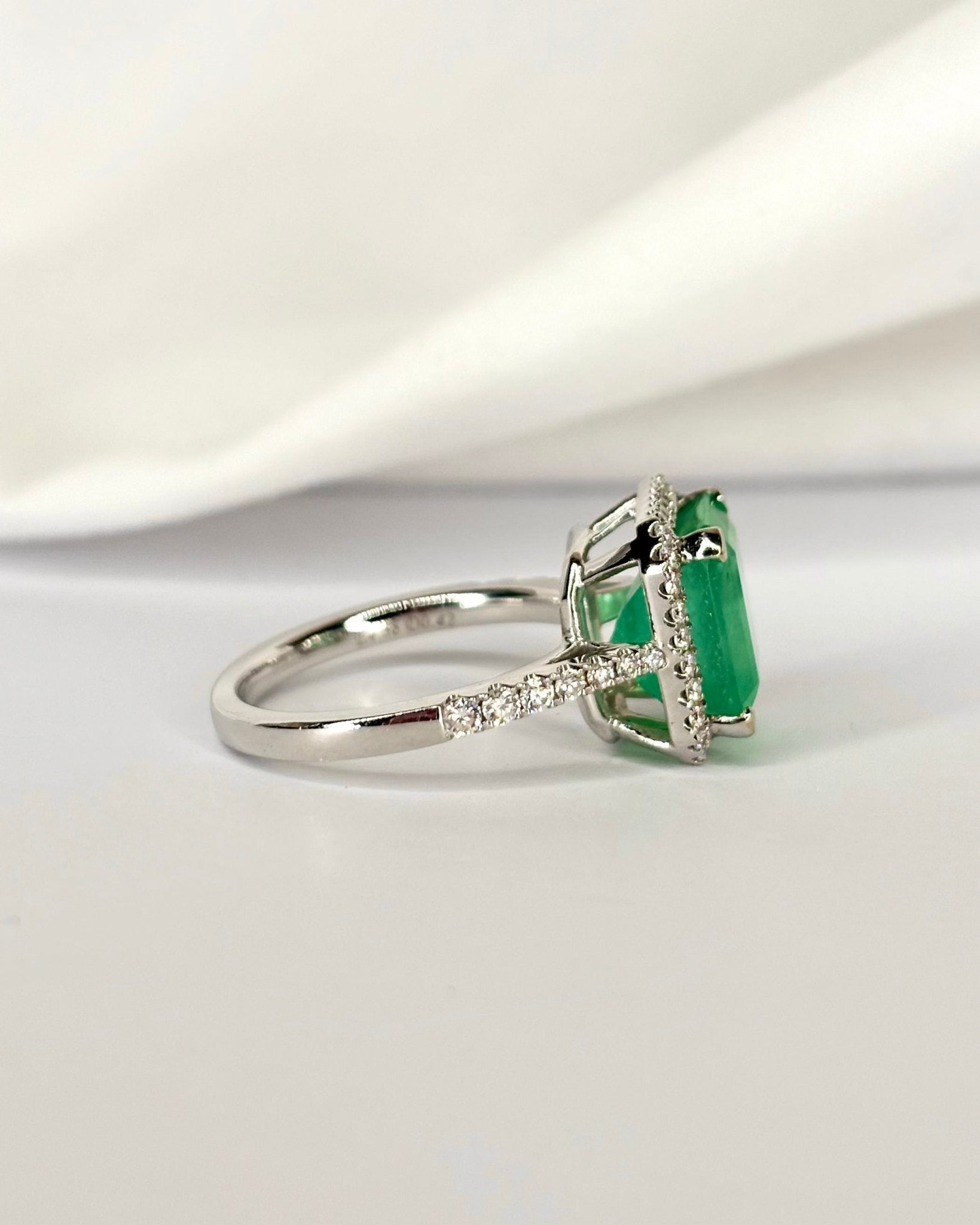 Bague Solitaire Emeraude 4.38 carats & 46 Diamants "Elodie" - Elliade Paris