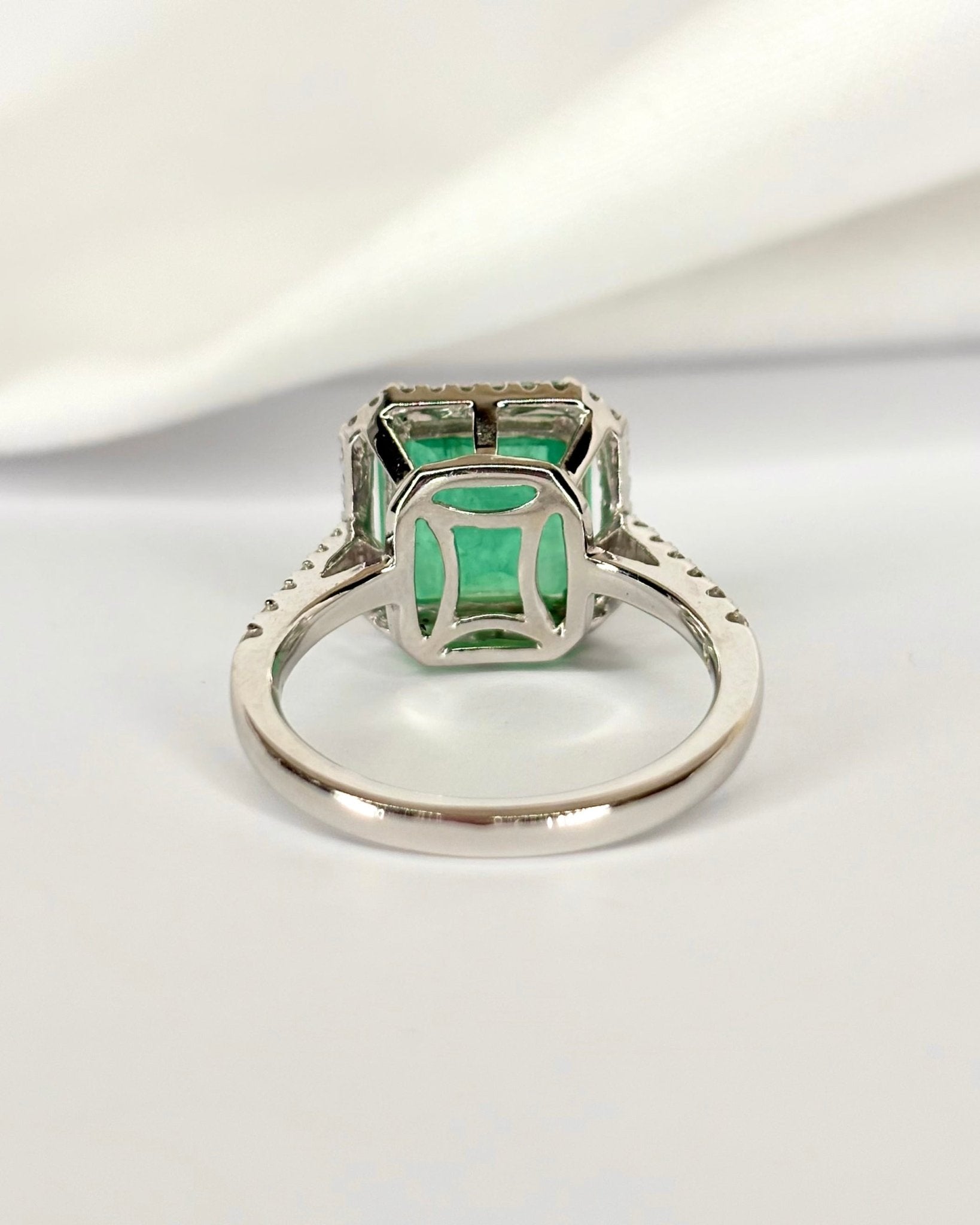 Bague Solitaire Emeraude 4.38 carats & 46 Diamants "Elodie" - Elliade Paris