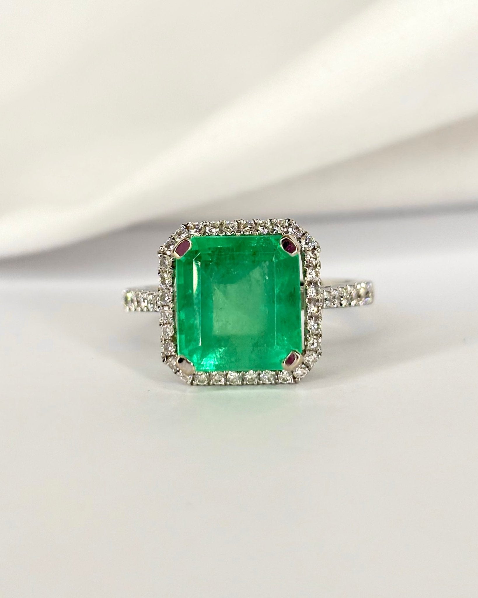 Bague Solitaire Emeraude 4.38 carats & 46 Diamants "Elodie" - Elliade Paris