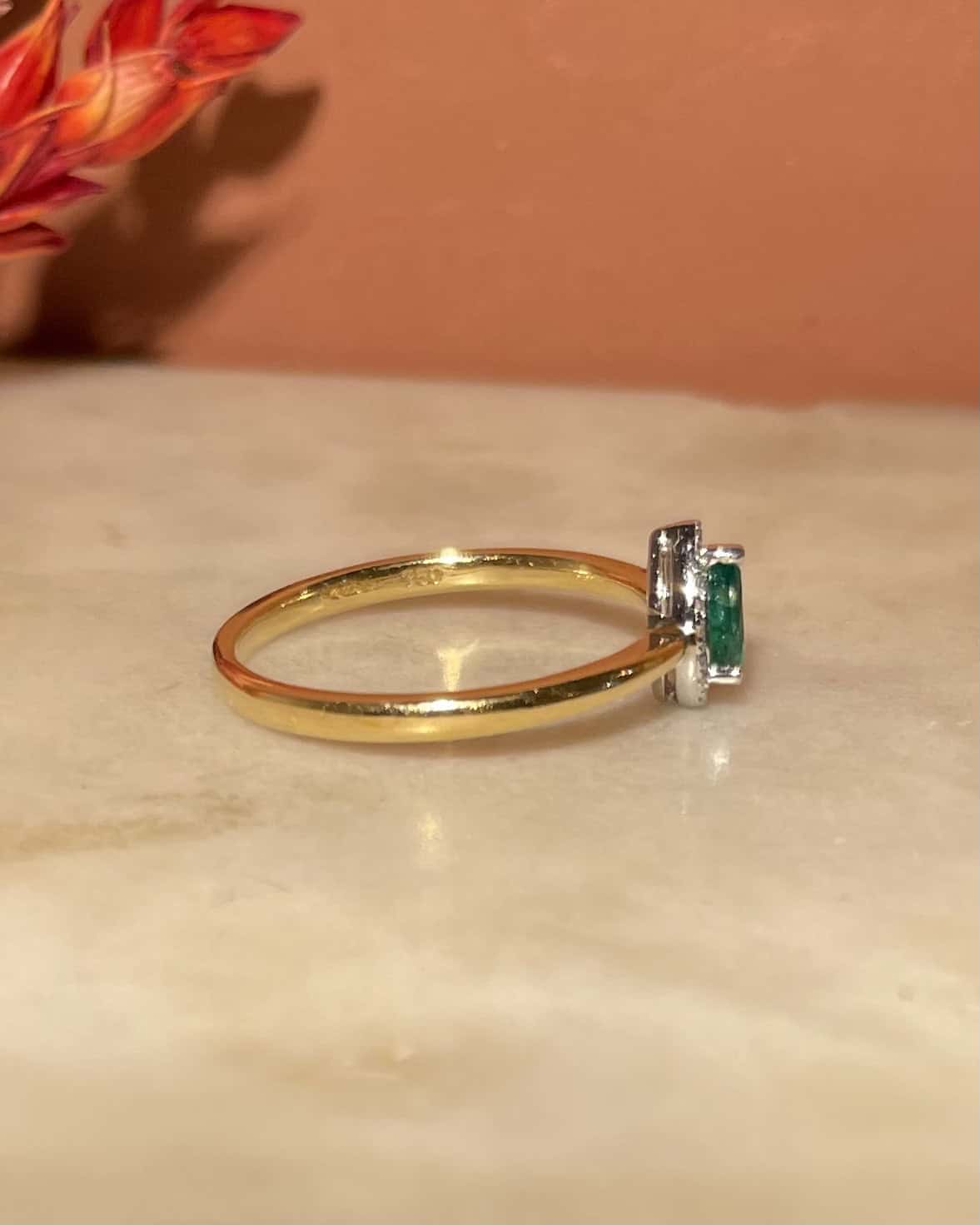 Bague Solitaire Émeraude et 16 Diamants "Sadie" - Elliade Paris