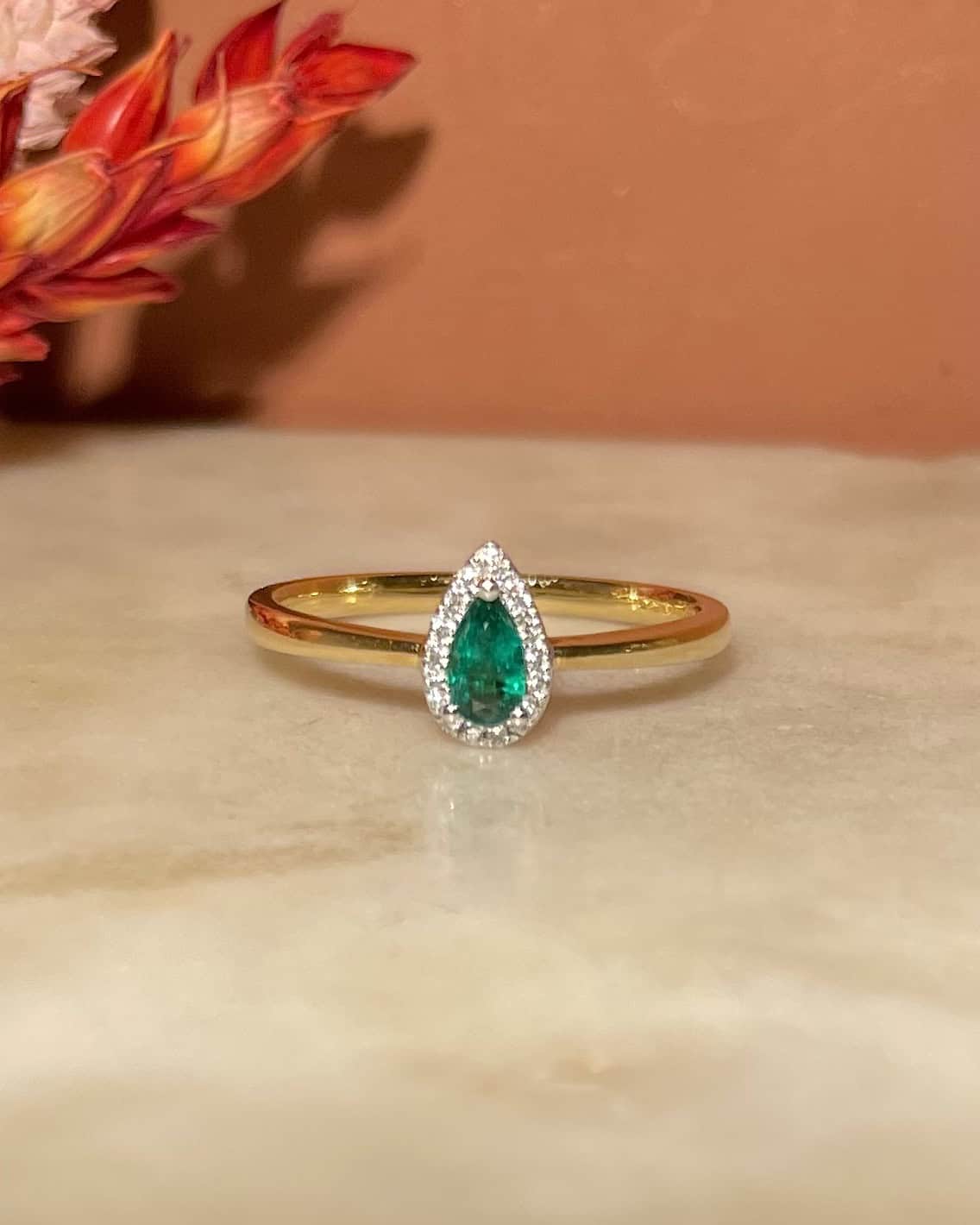 Bague Solitaire Émeraude et 16 Diamants "Sadie" - Elliade Paris