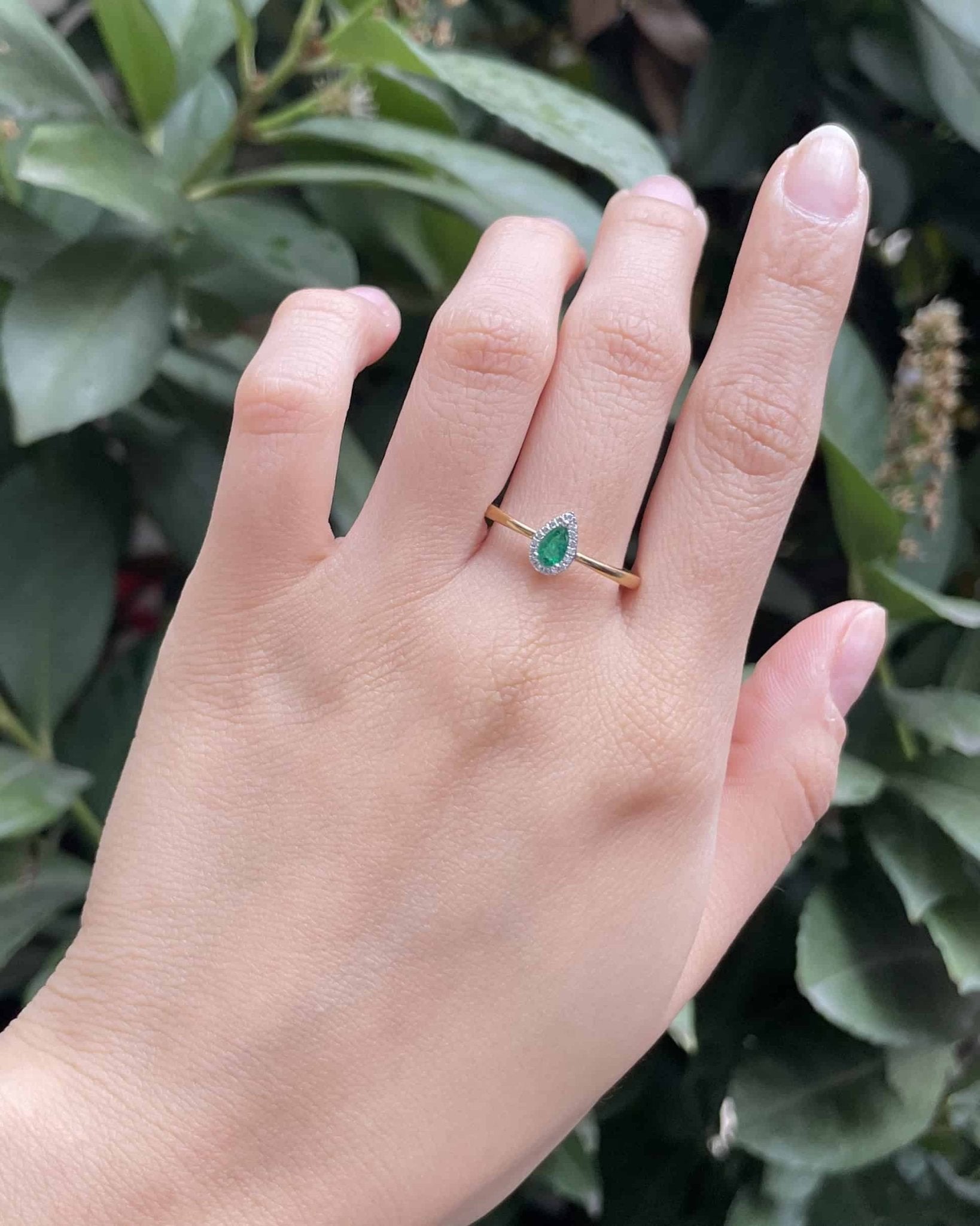 Bague Solitaire Émeraude et 16 Diamants "Sadie" - Elliade Paris