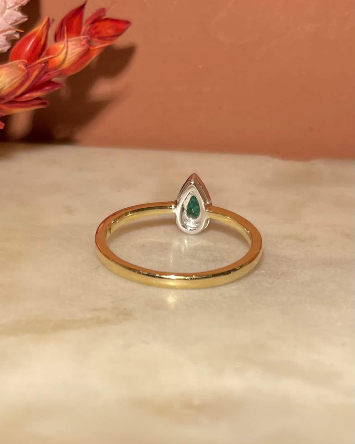Bague Solitaire Émeraude et 16 Diamants "Sadie" - Elliade Paris