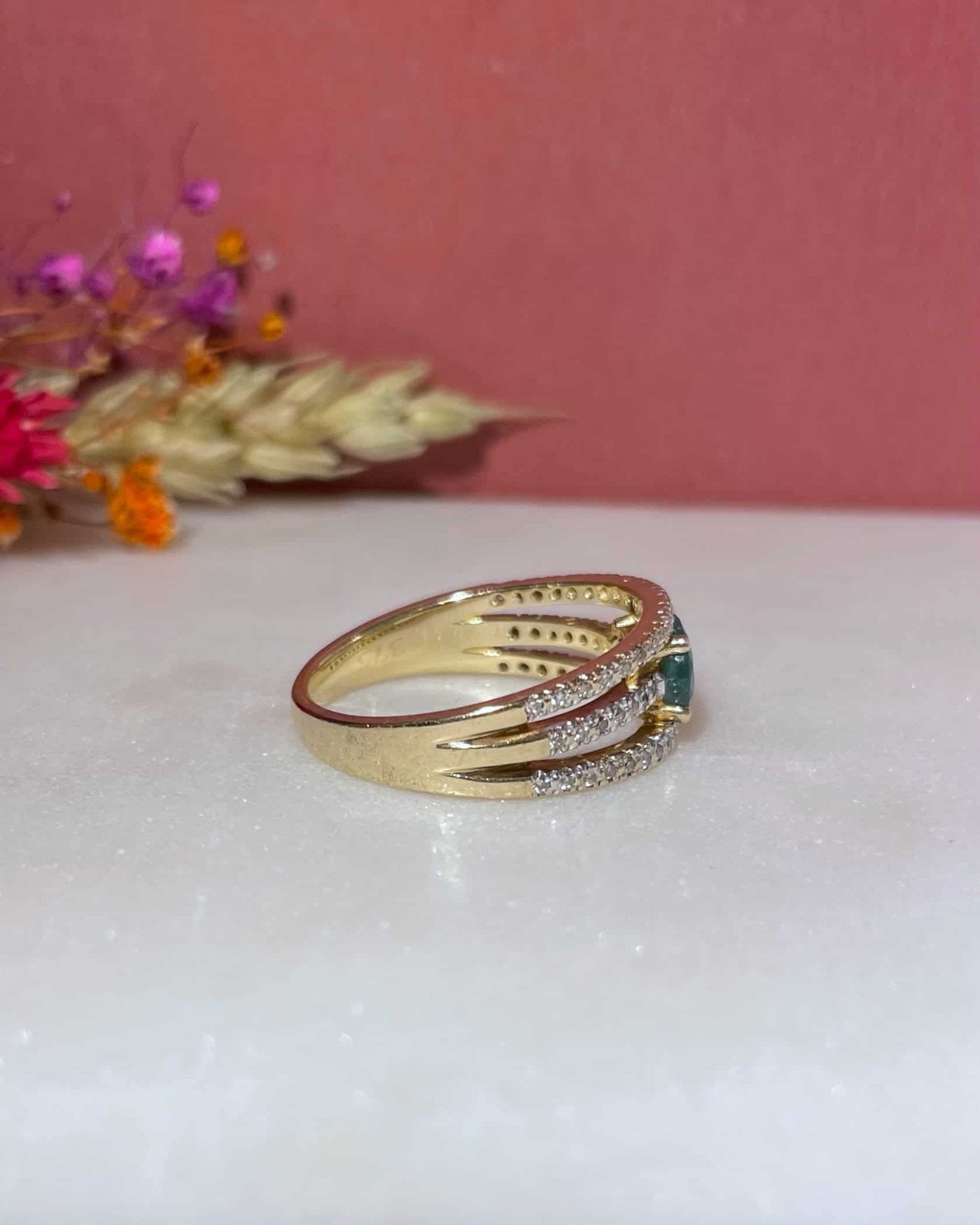 Bague Solitaire émeraude et 56 diamants "Lise" - Elliade Paris
