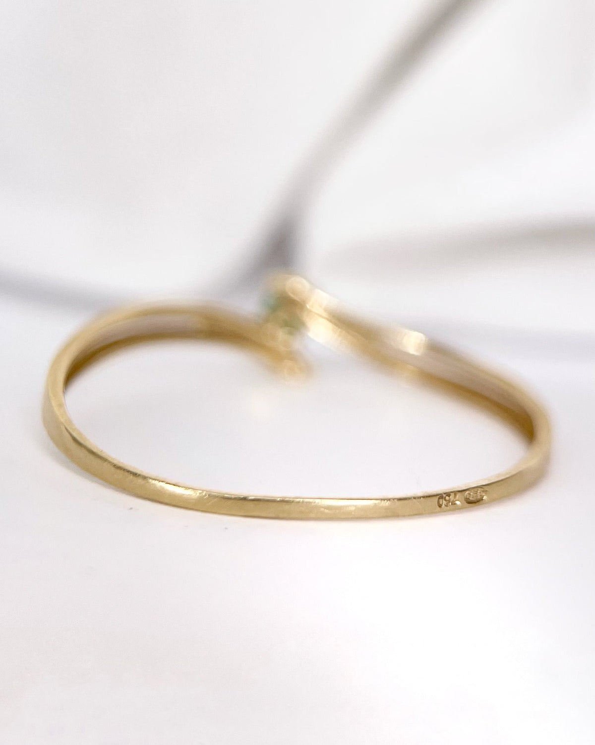 Bague Solitaire Émeraude "Sylvia" - Elliade Paris