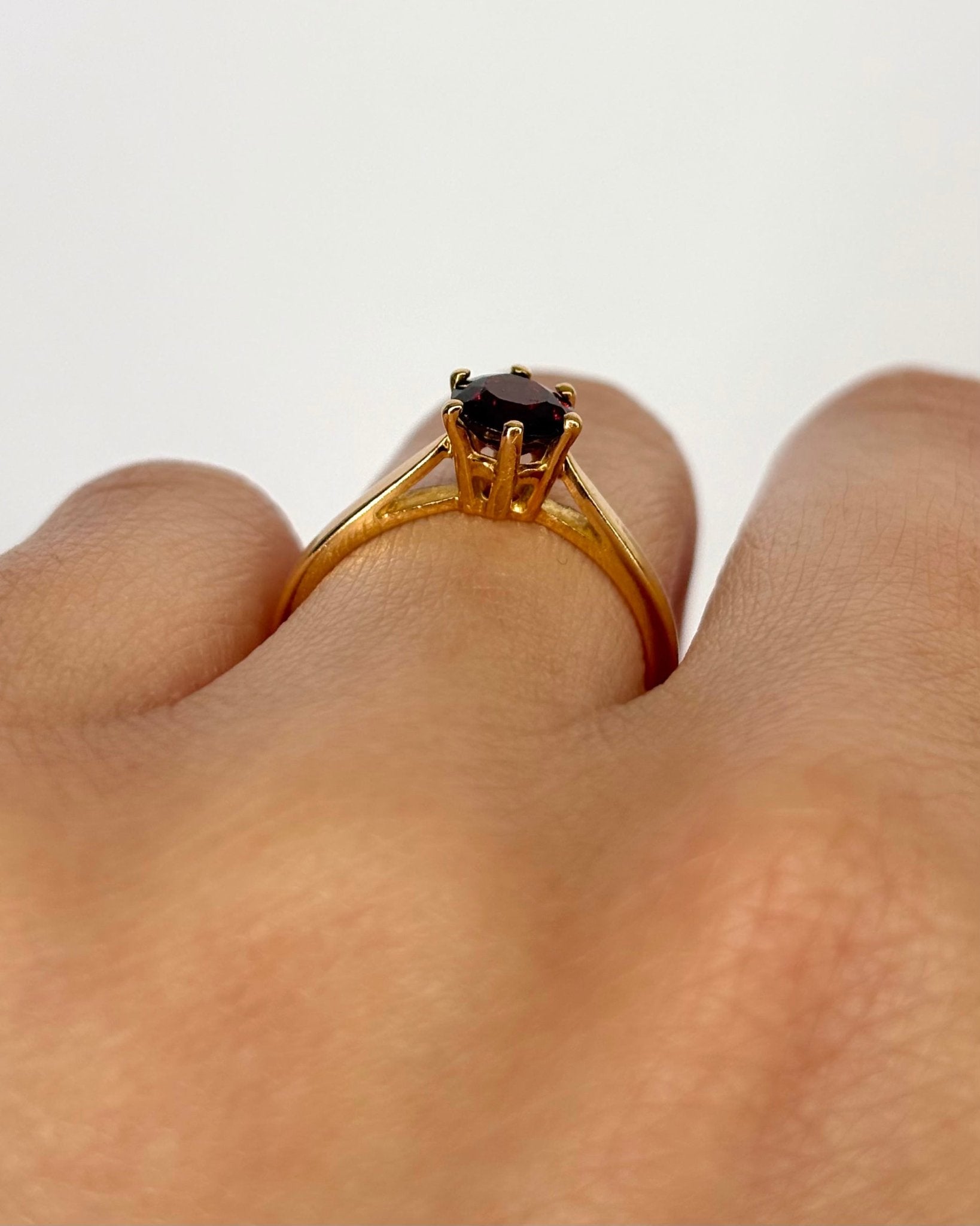 Bague Solitaire Grenat 0.85 carat "Samantha" - Elliade Paris