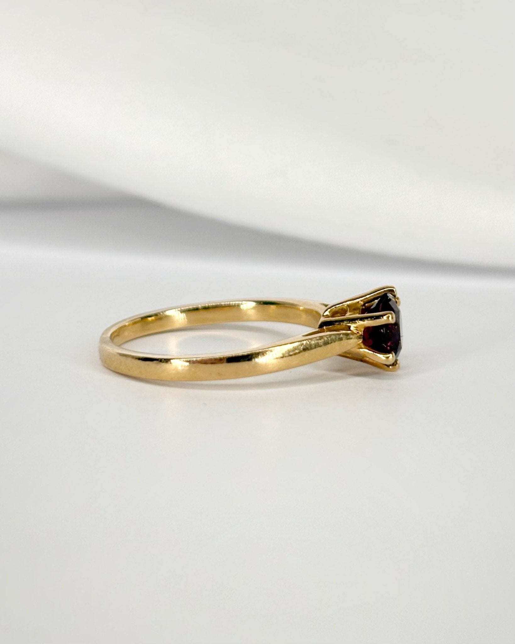 Bague Solitaire Grenat 0.85 carat "Samantha" - Elliade Paris