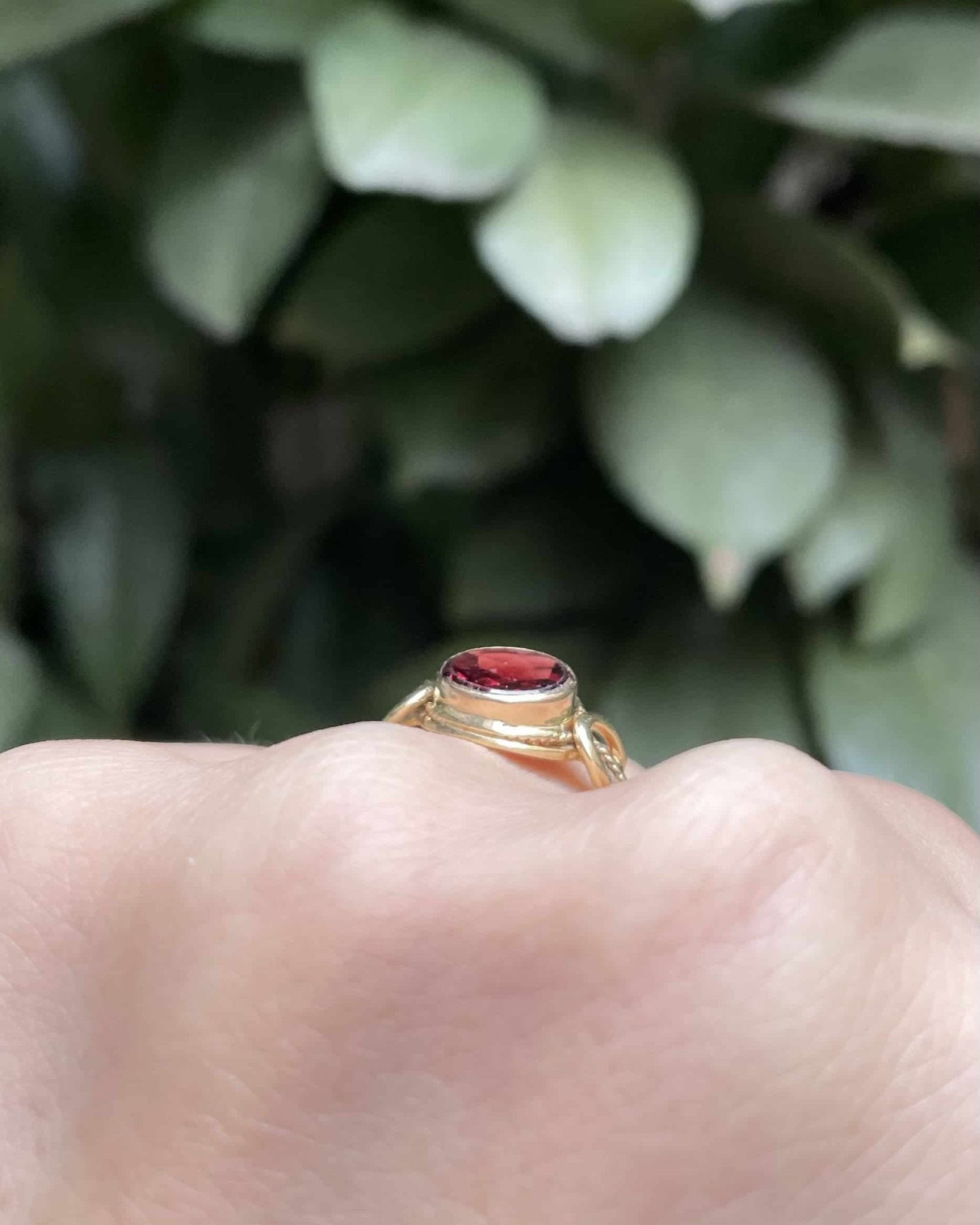 Bague Solitaire Grenat 1.10 carat "Laurel" - Elliade Paris