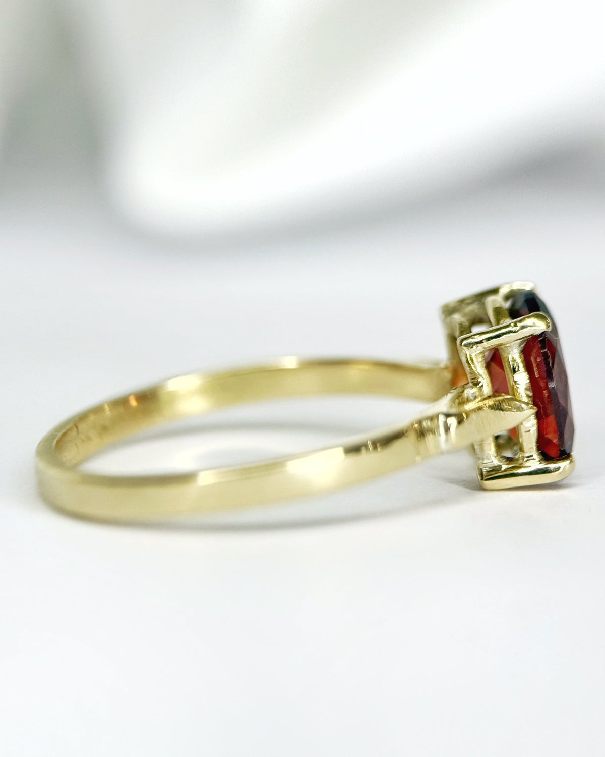 Bague Solitaire Grenat 1.45 carat "Daniel" - Elliade Paris