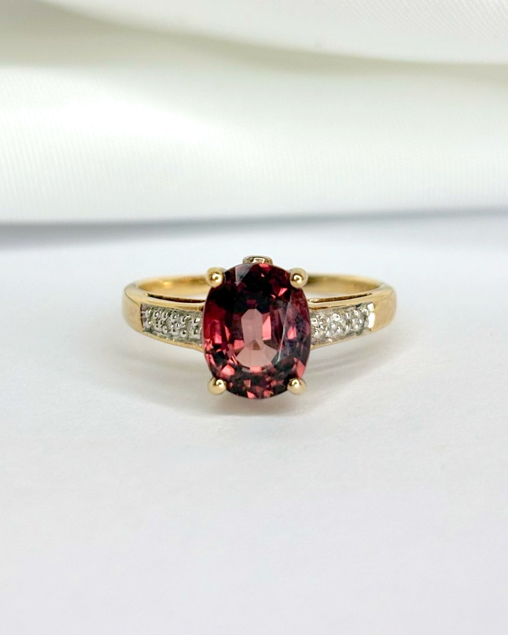 Bague Solitaire Grenat 2.50 carats & 8 Diamants "Gwenaëlle" - Elliade Paris