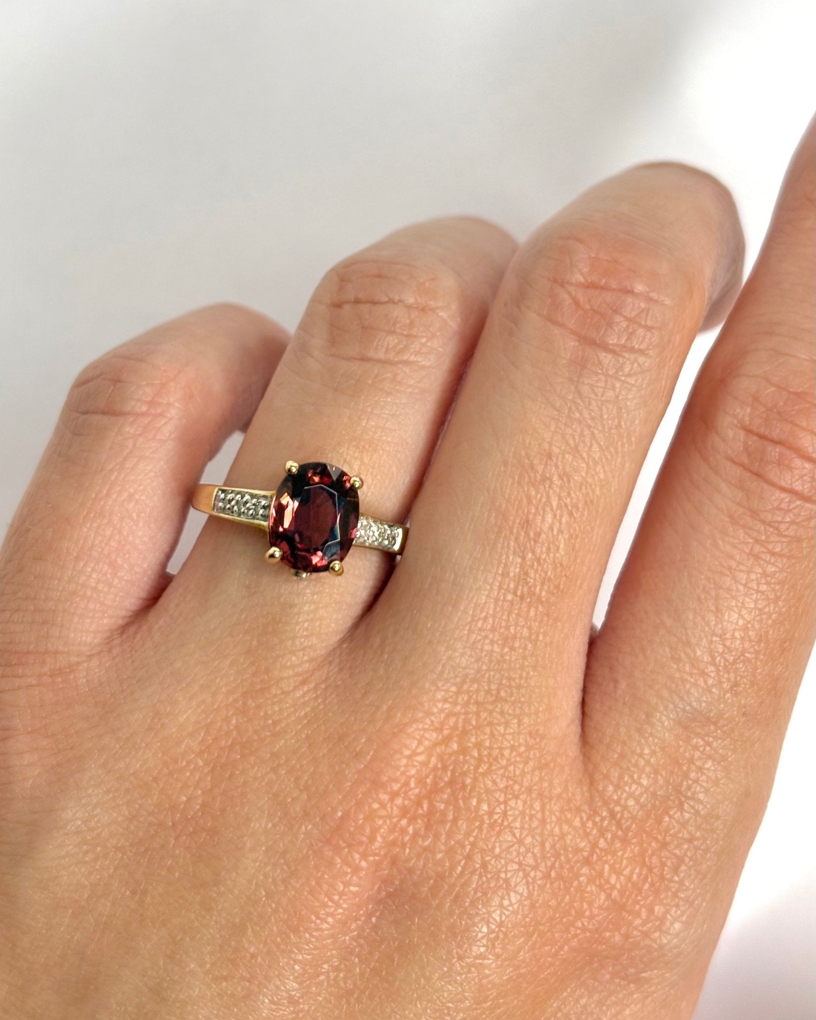 Bague Solitaire Grenat 2.50 carats & 8 Diamants "Gwenaëlle" - Elliade Paris