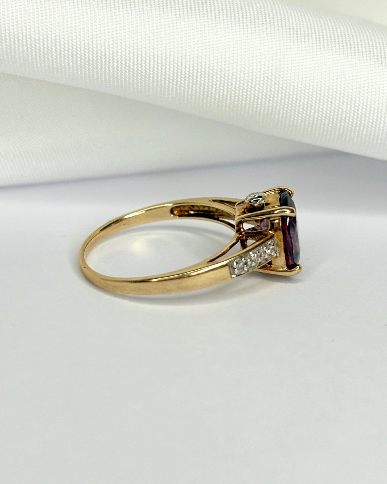 Bague Solitaire Grenat 2.50 carats & 8 Diamants "Gwenaëlle" - Elliade Paris