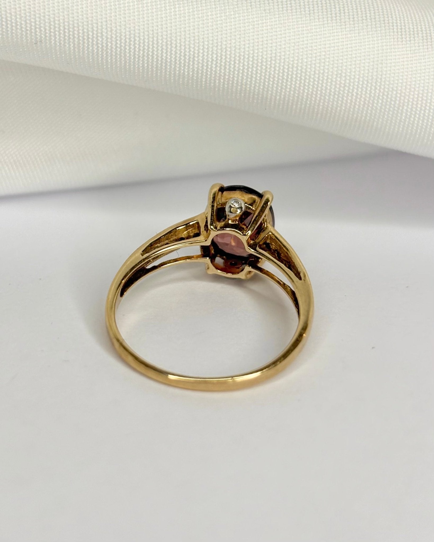 Bague Solitaire Grenat 2.50 carats & 8 Diamants "Gwenaëlle" - Elliade Paris