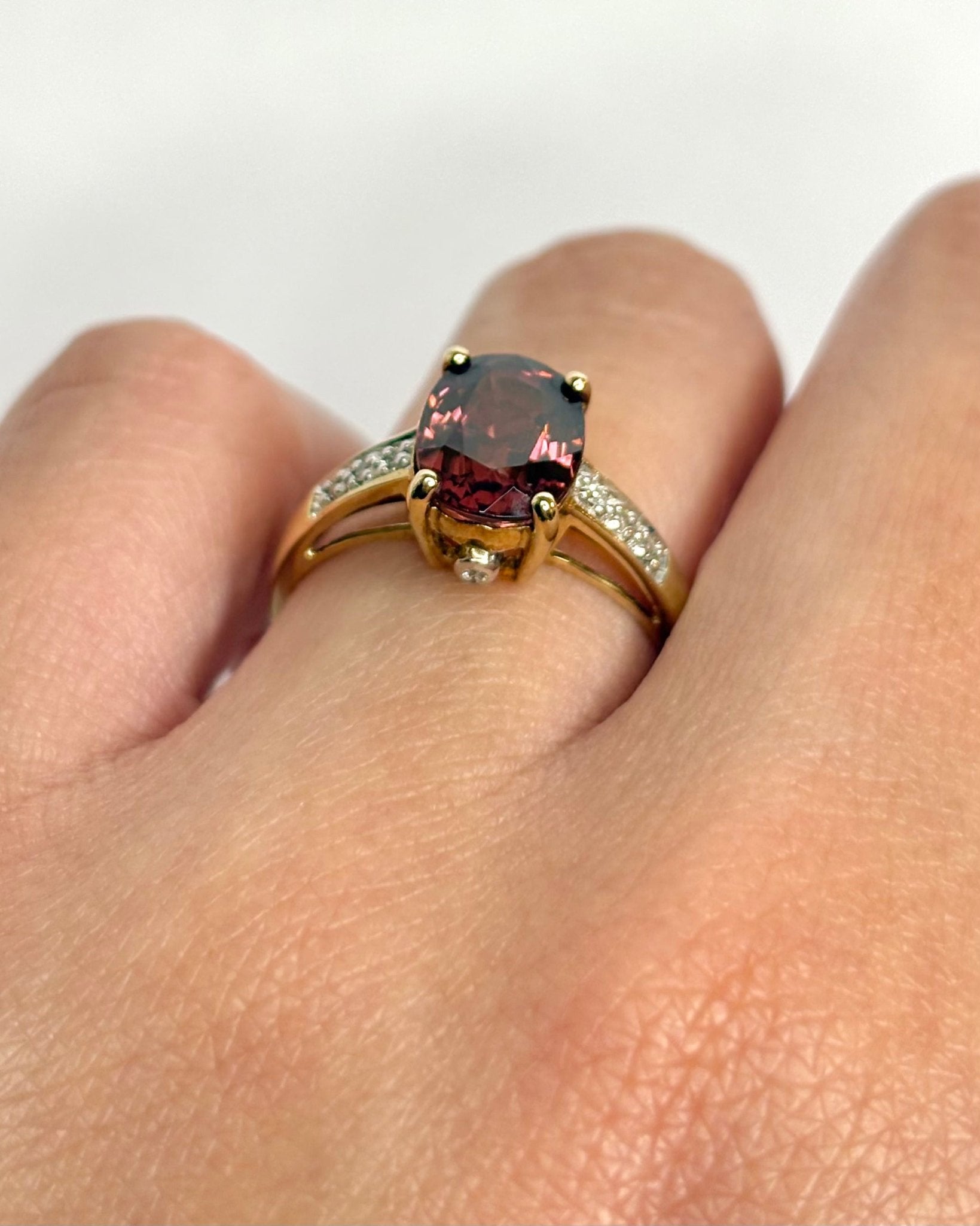 Bague Solitaire Grenat 2.50 carats & 8 Diamants "Gwenaëlle" - Elliade Paris