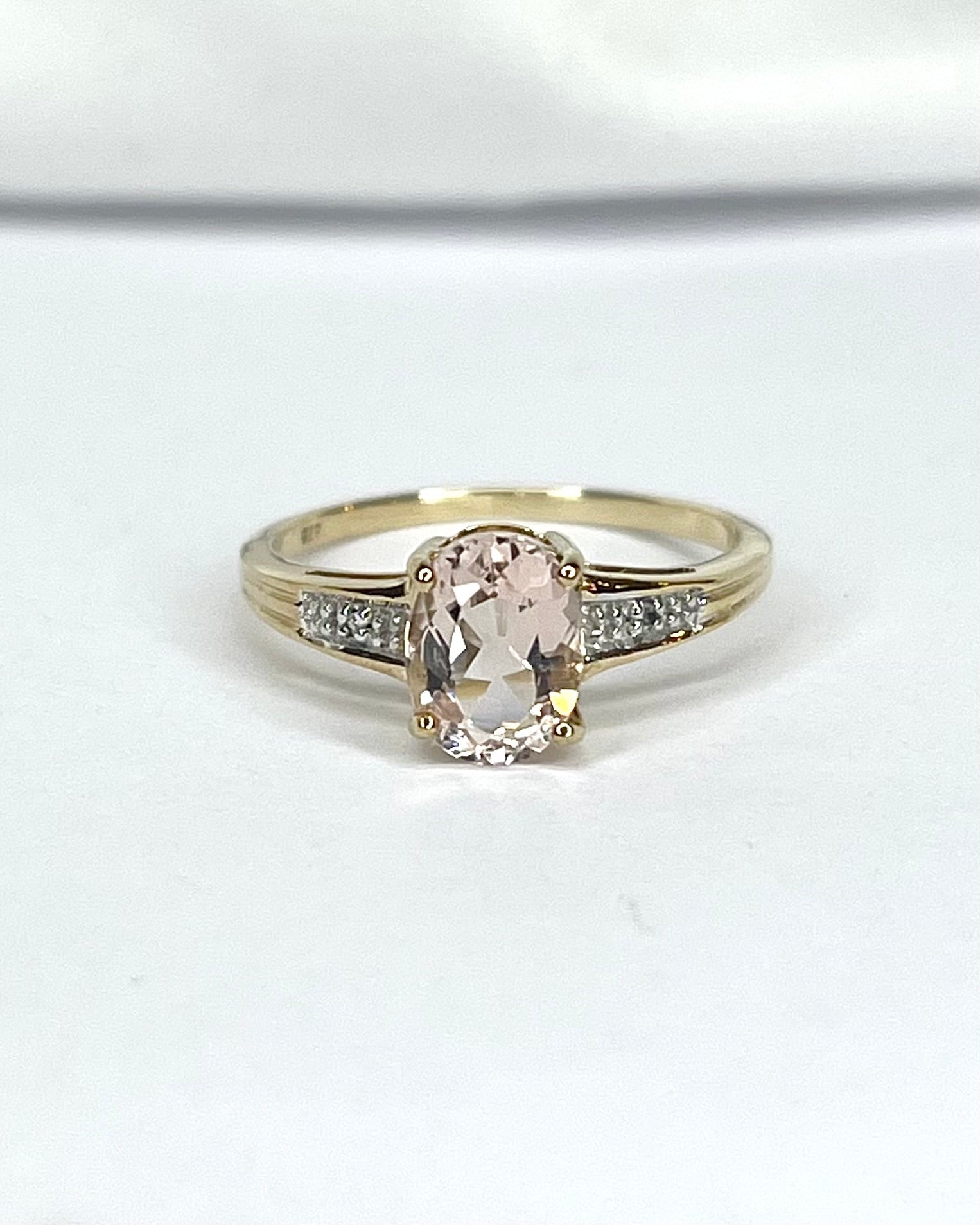 Bague Solitaire Morganite 1.30 carat & 2 Diamants "Mihaela" - Elliade Paris