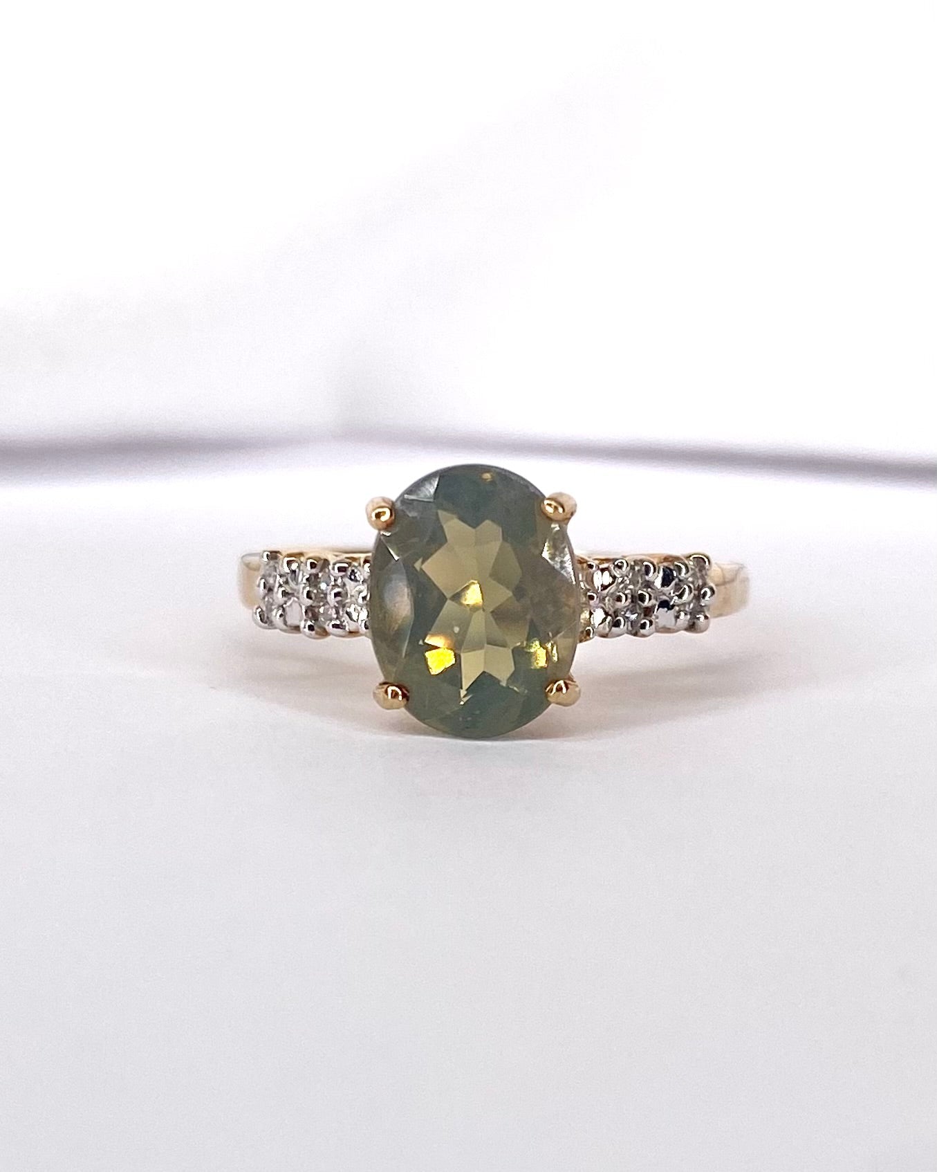 Bague Solitaire Opale Facettée 1.54 carat & 8 Diamants "Anastasia" - Elliade Paris