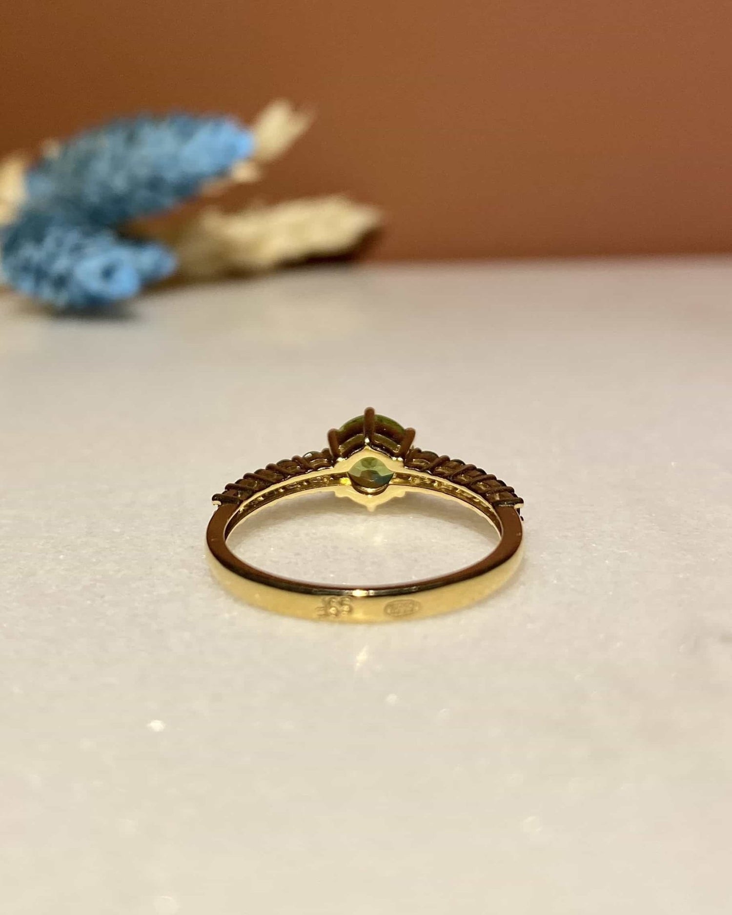 Bague Solitaire Péridot 0.70 carat & Grenats "Estelle" - Elliade Paris