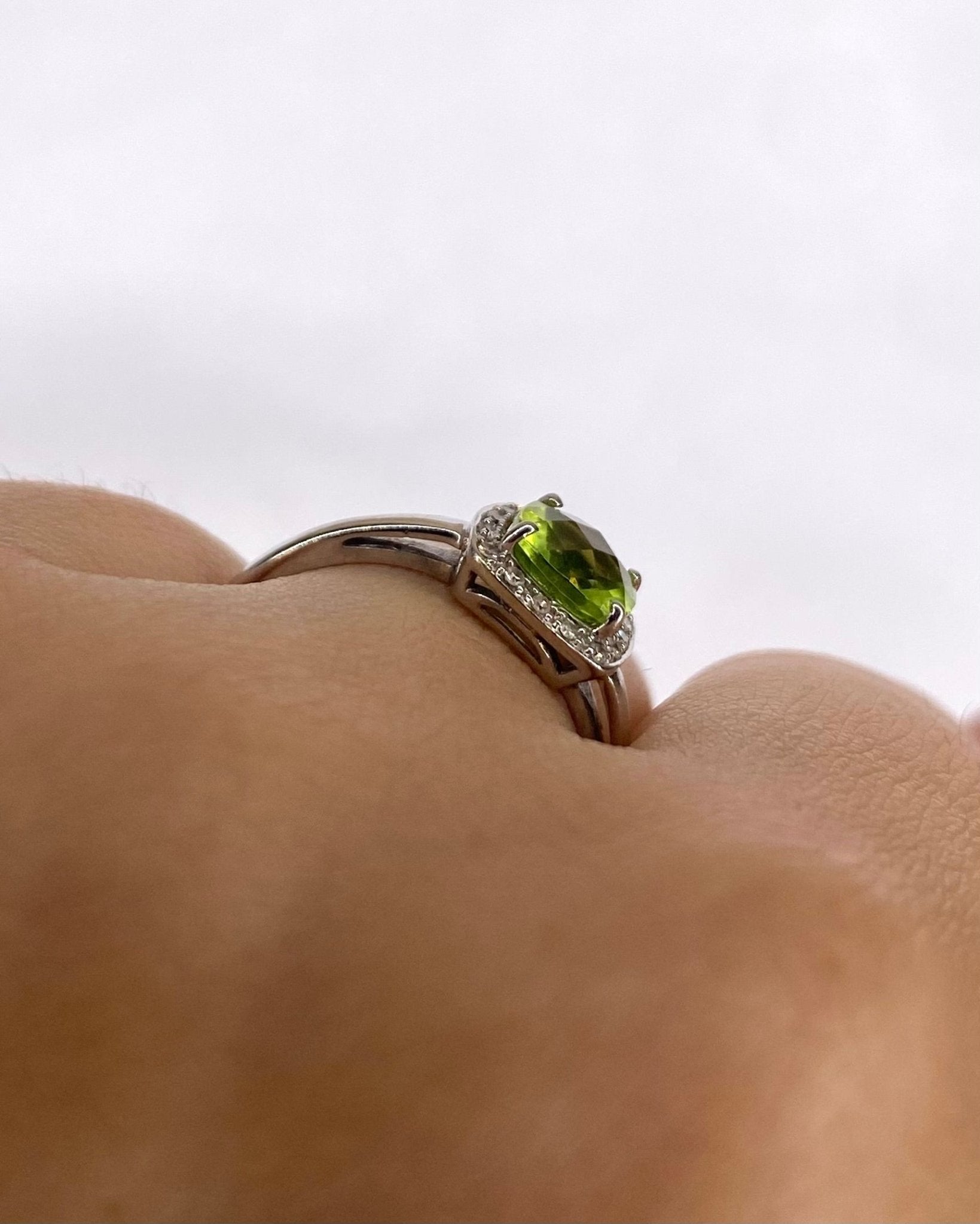 Bague Solitaire Péridot 1.30 carat & 16 Diamants "Magdalena" - Elliade Paris