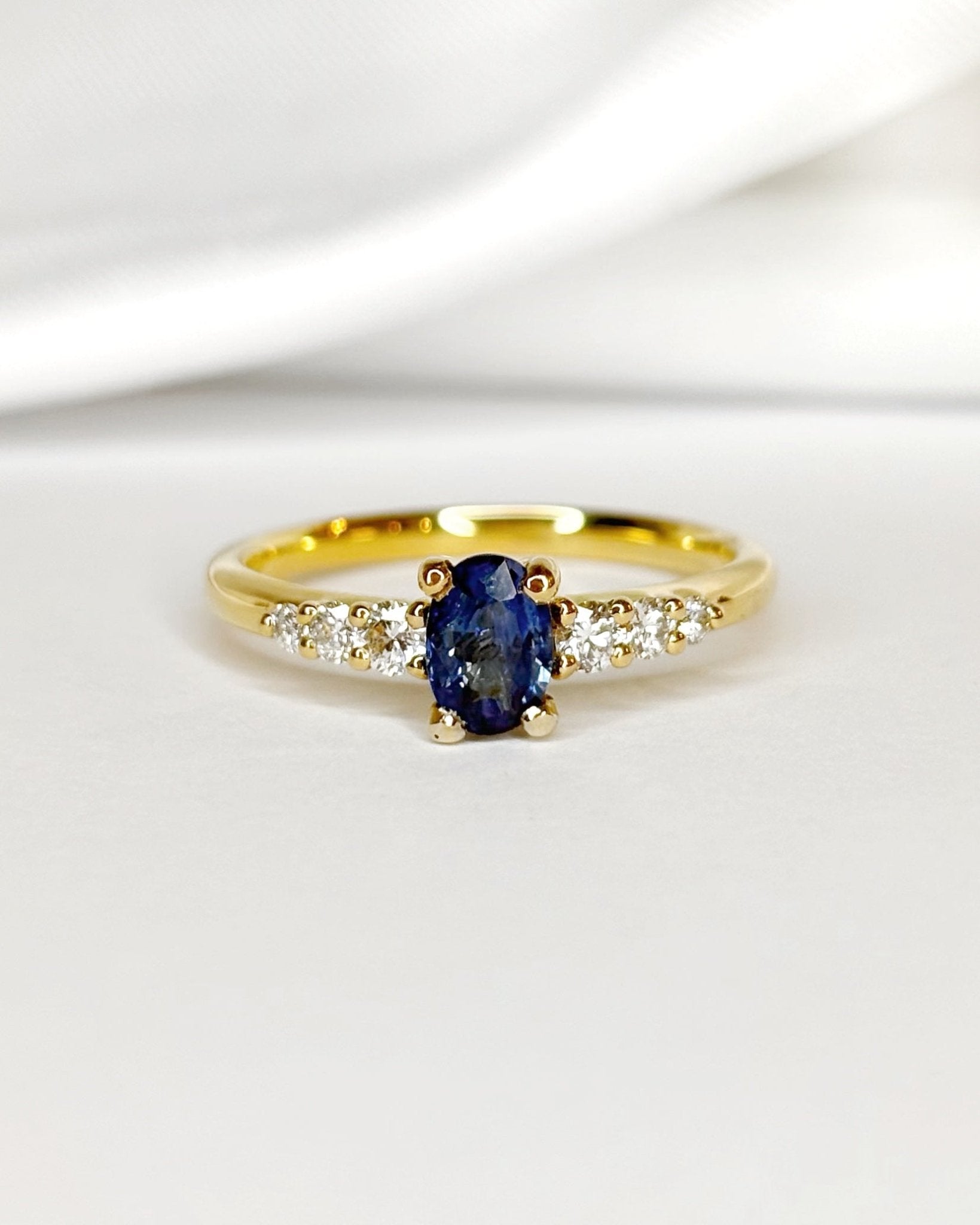 Bague Solitaire Saphir 0.55 carat & Diamants "Sofia" - Elliade Paris