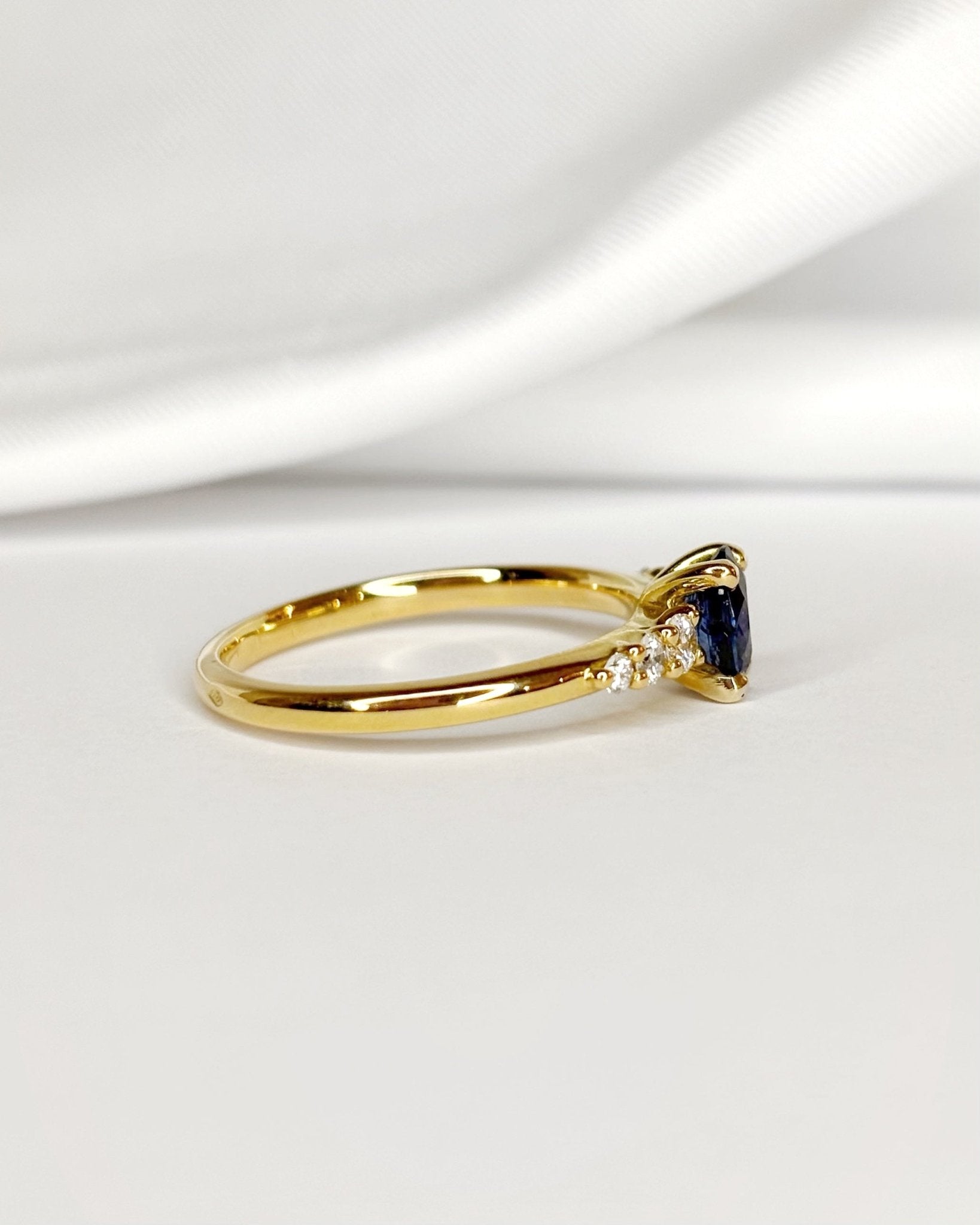 Bague Solitaire Saphir 0.55 carat & Diamants "Sofia" - Elliade Paris