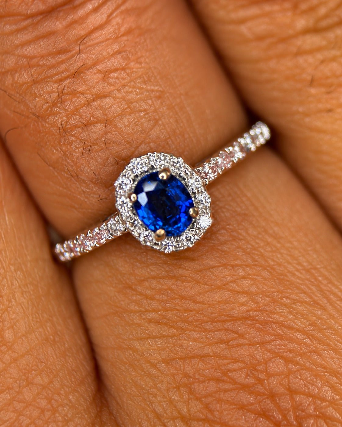 Bague Solitaire Saphir 0.61 carat & Diamants 0.22 carat "Edwige" - Elliade Paris