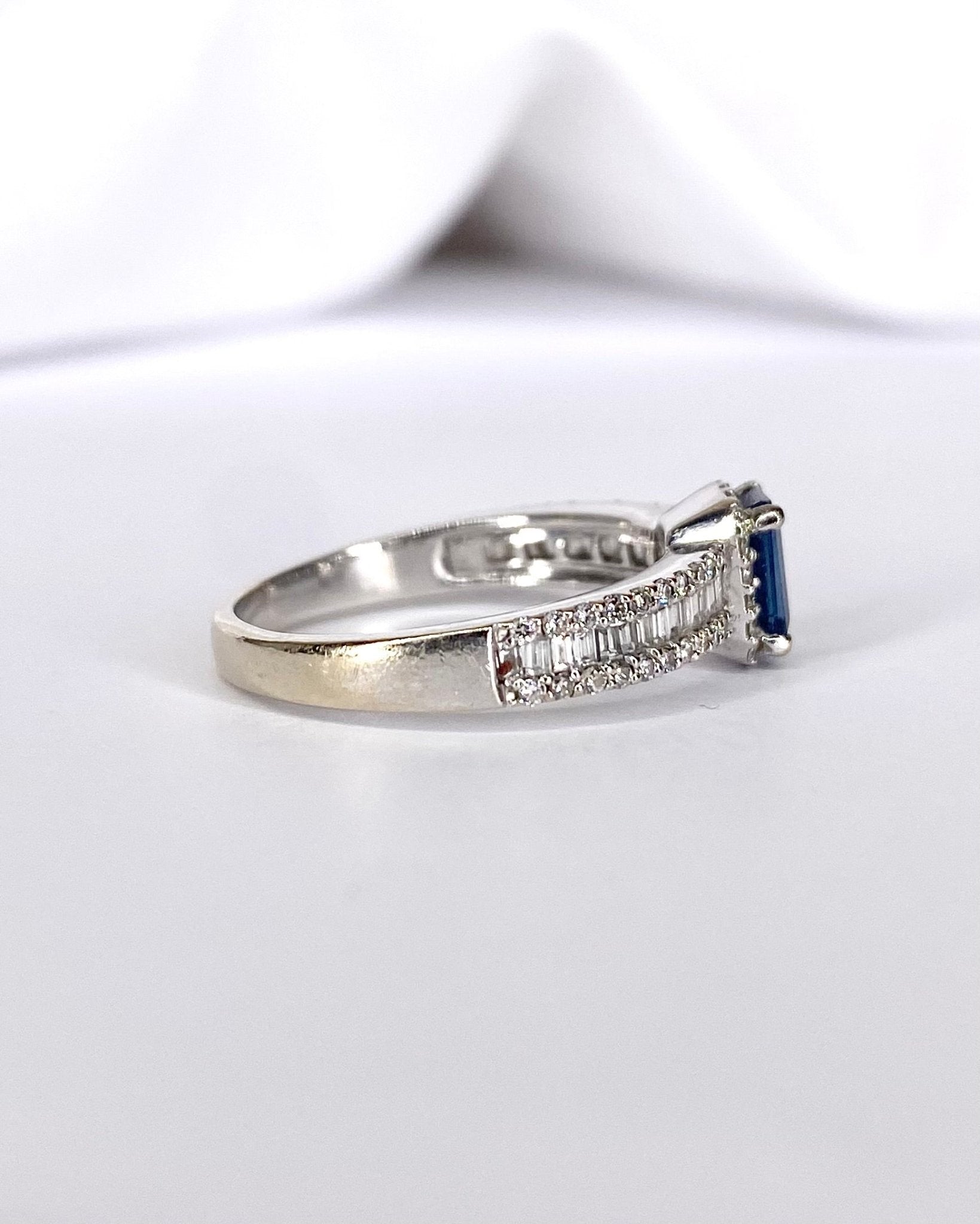 Bague Solitaire Saphir 0.82 carat & Diamants 0.83 carat "Baya" - Elliade Paris