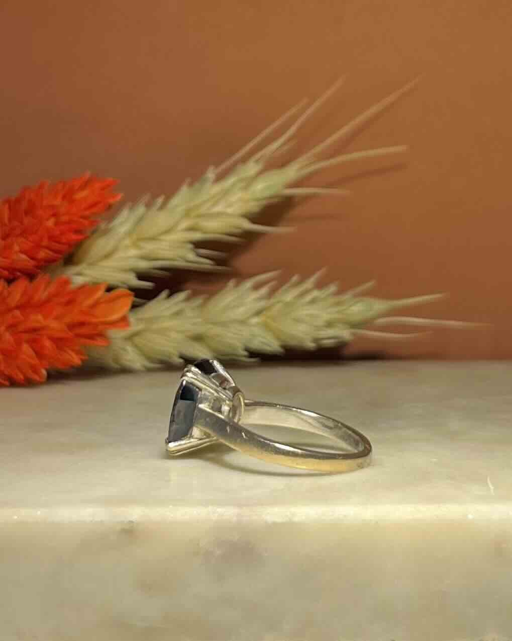 Bague Solitaire Saphir 5.40 Carats "Aubriella" - Elliade Paris