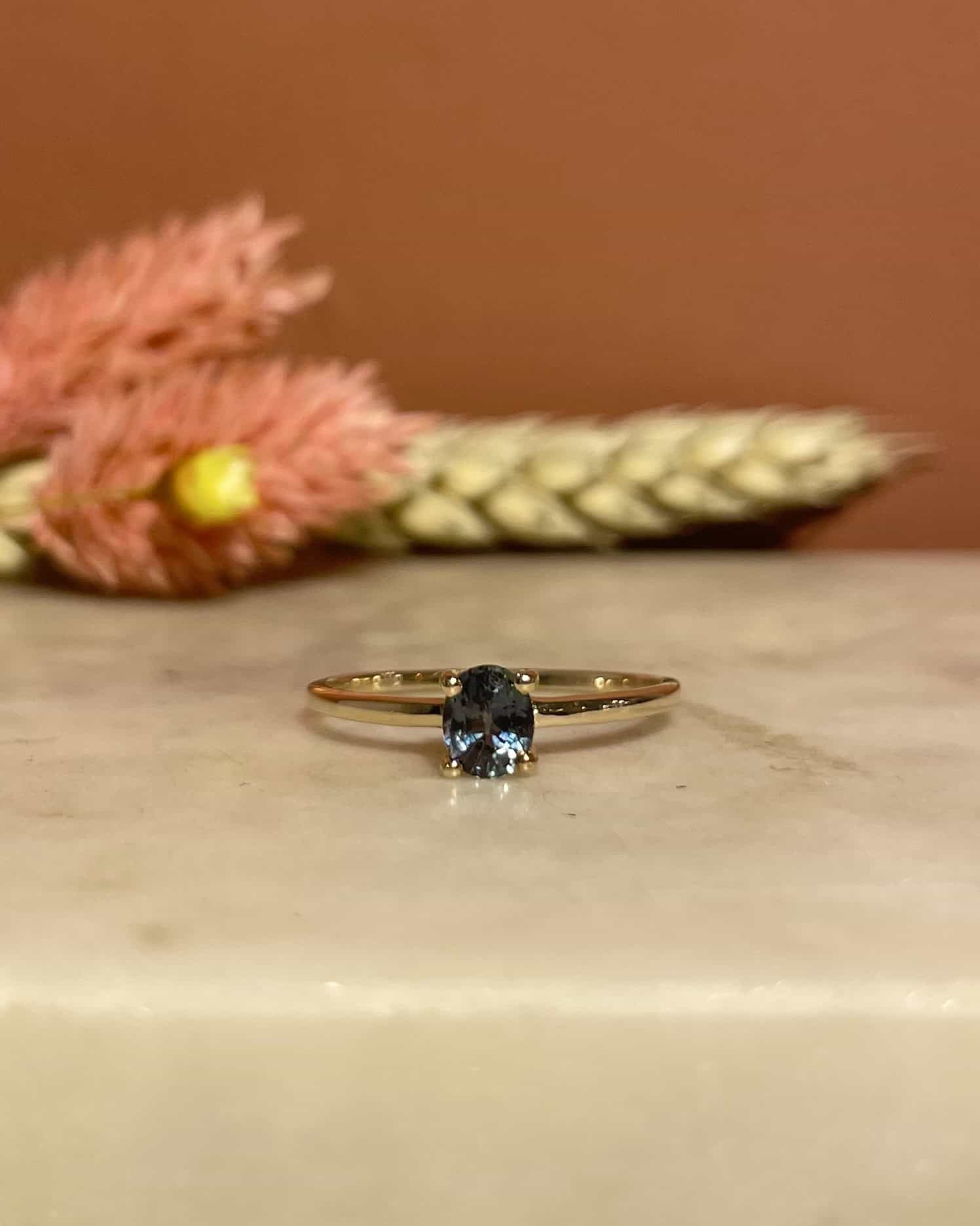 Bague Solitaire Saphir Bleu - Vert 0.65 Carat " Sam" - Elliade Paris