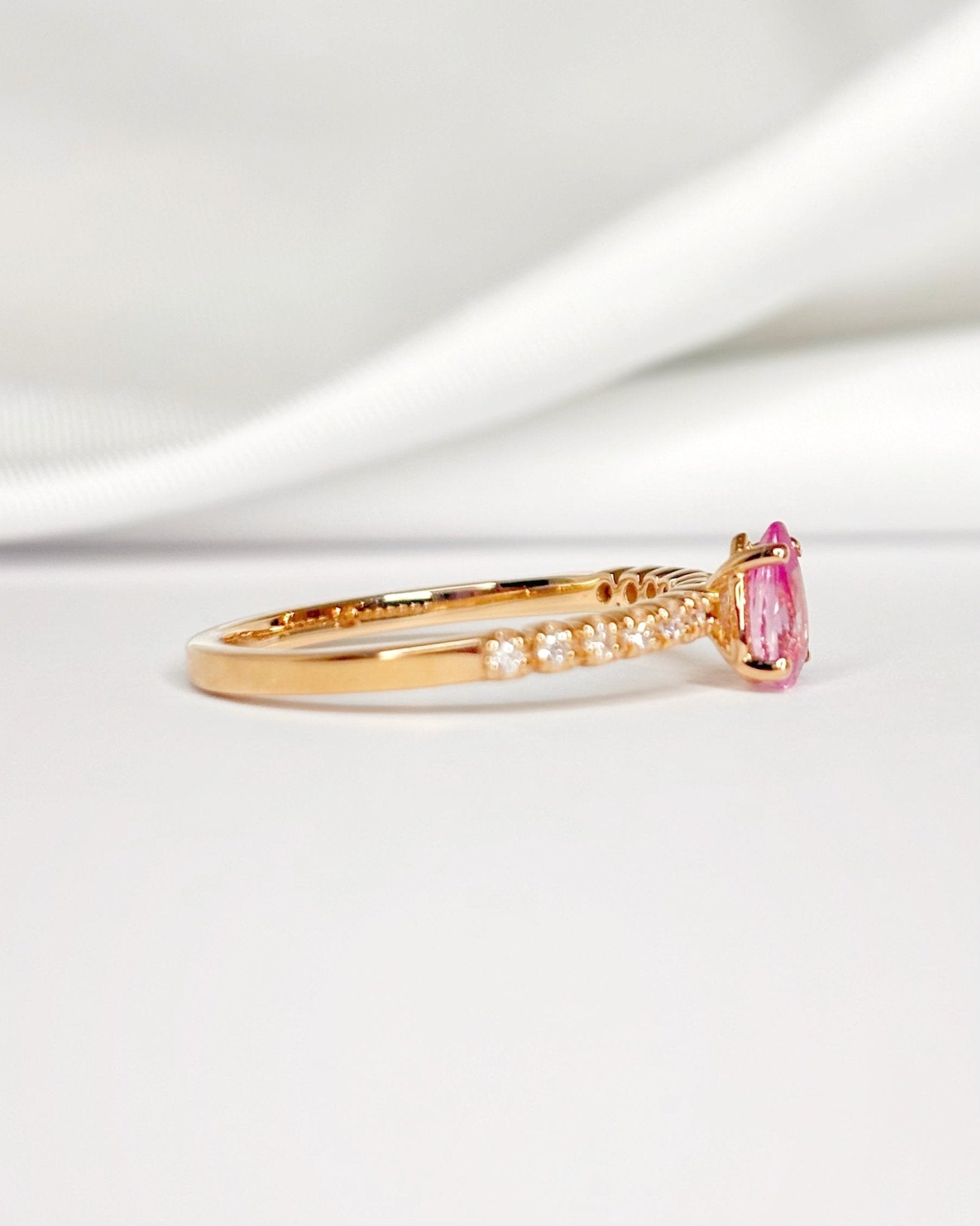 Bague Solitaire Saphir Rose 0.43 carat & Diamants "Victoria" - Elliade Paris
