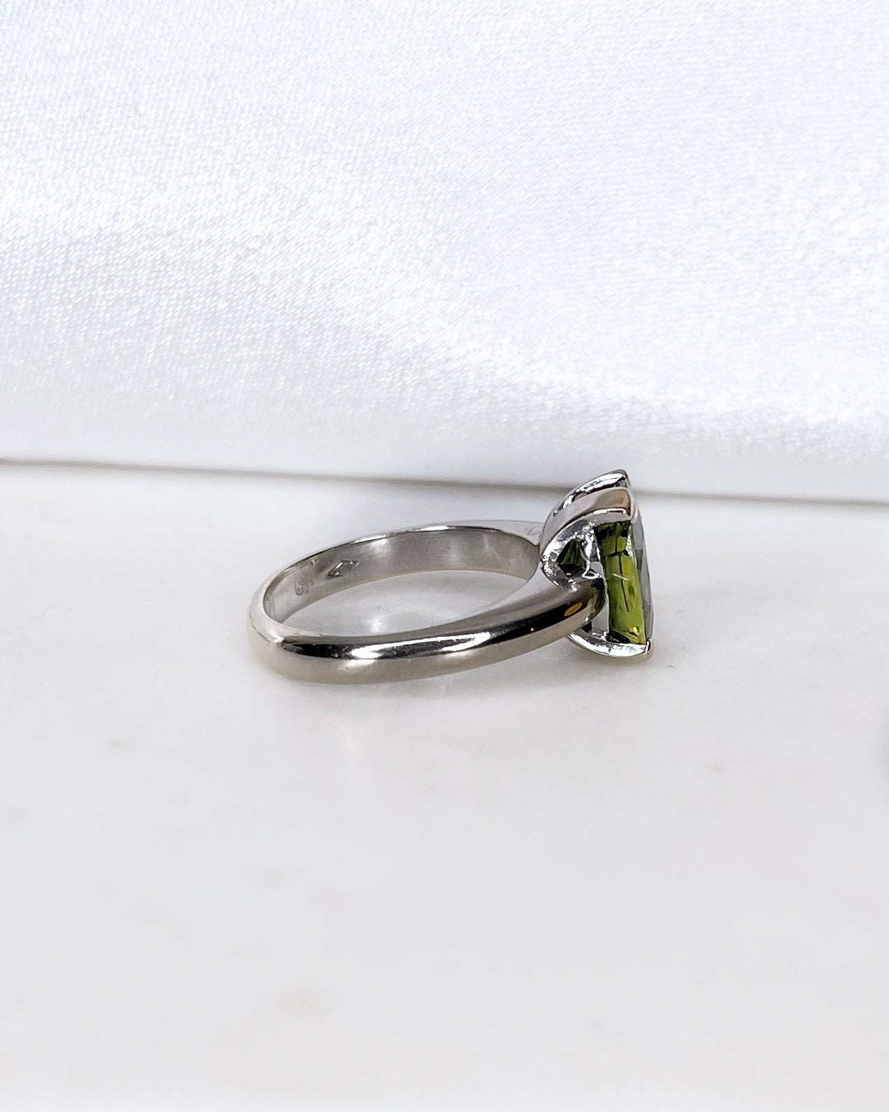 Bague Solitaire Saphir Vert 5.65 carats "Rirae" - Elliade Paris