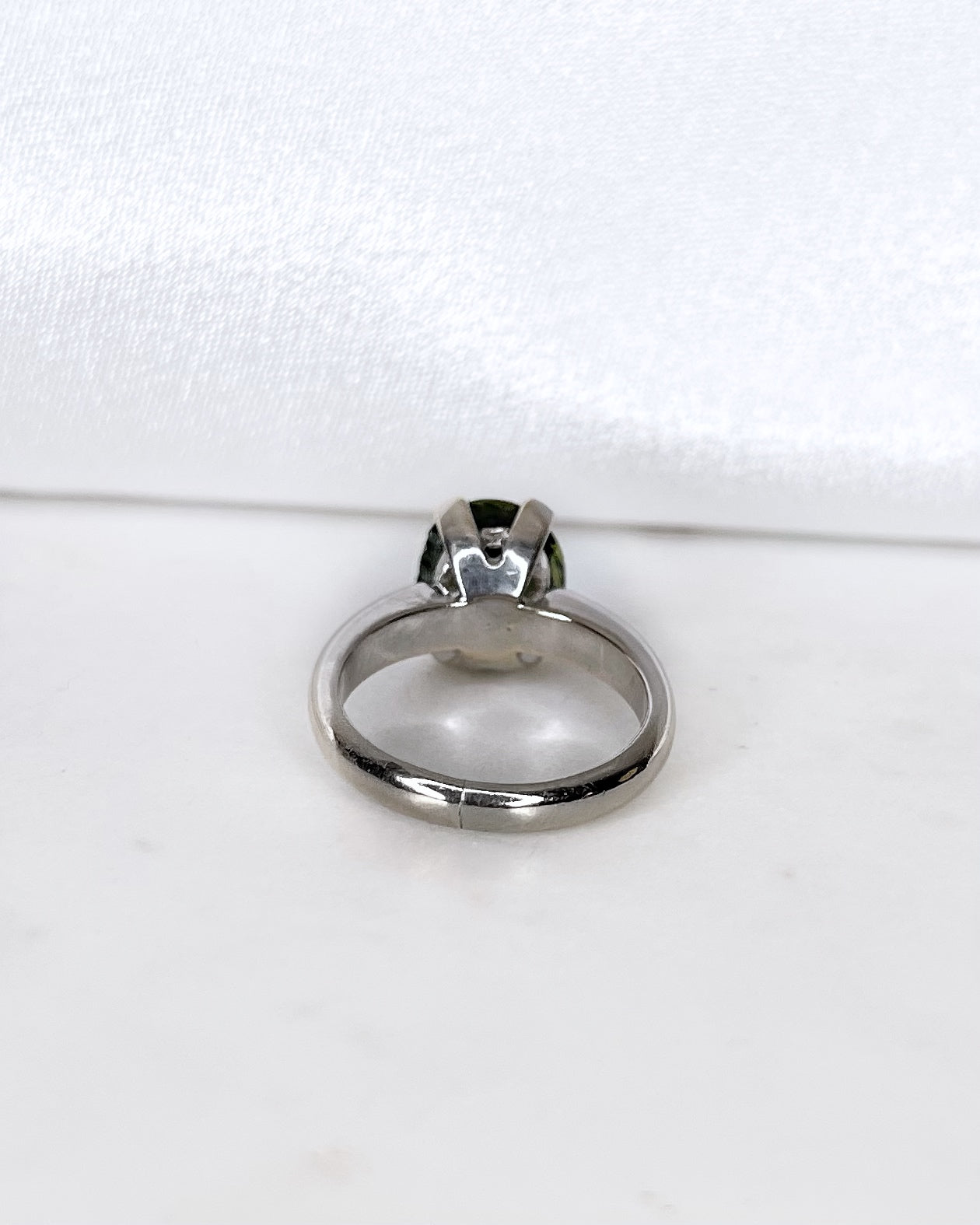 Bague Solitaire Saphir Vert 5.65 carats "Rirae" - Elliade Paris