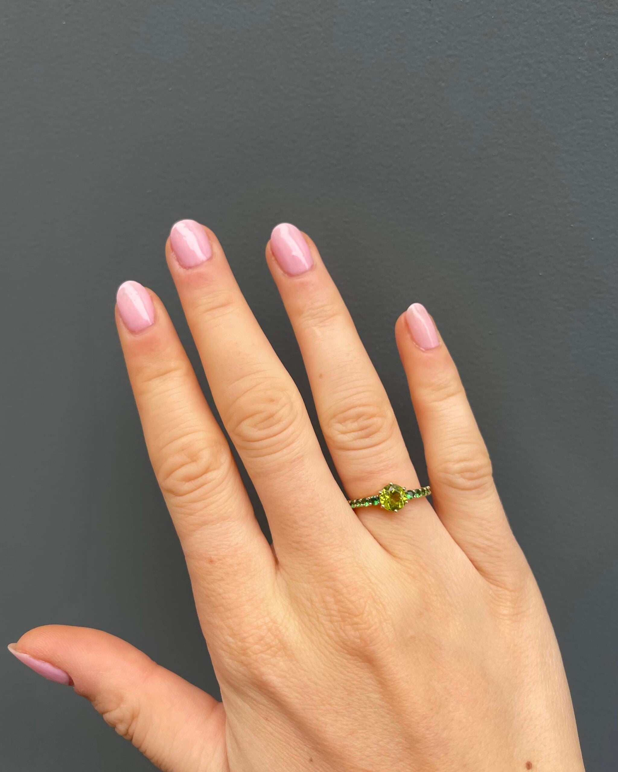 Anillo solitario de peridoto y granate de 0,70 quilates "Estelle"