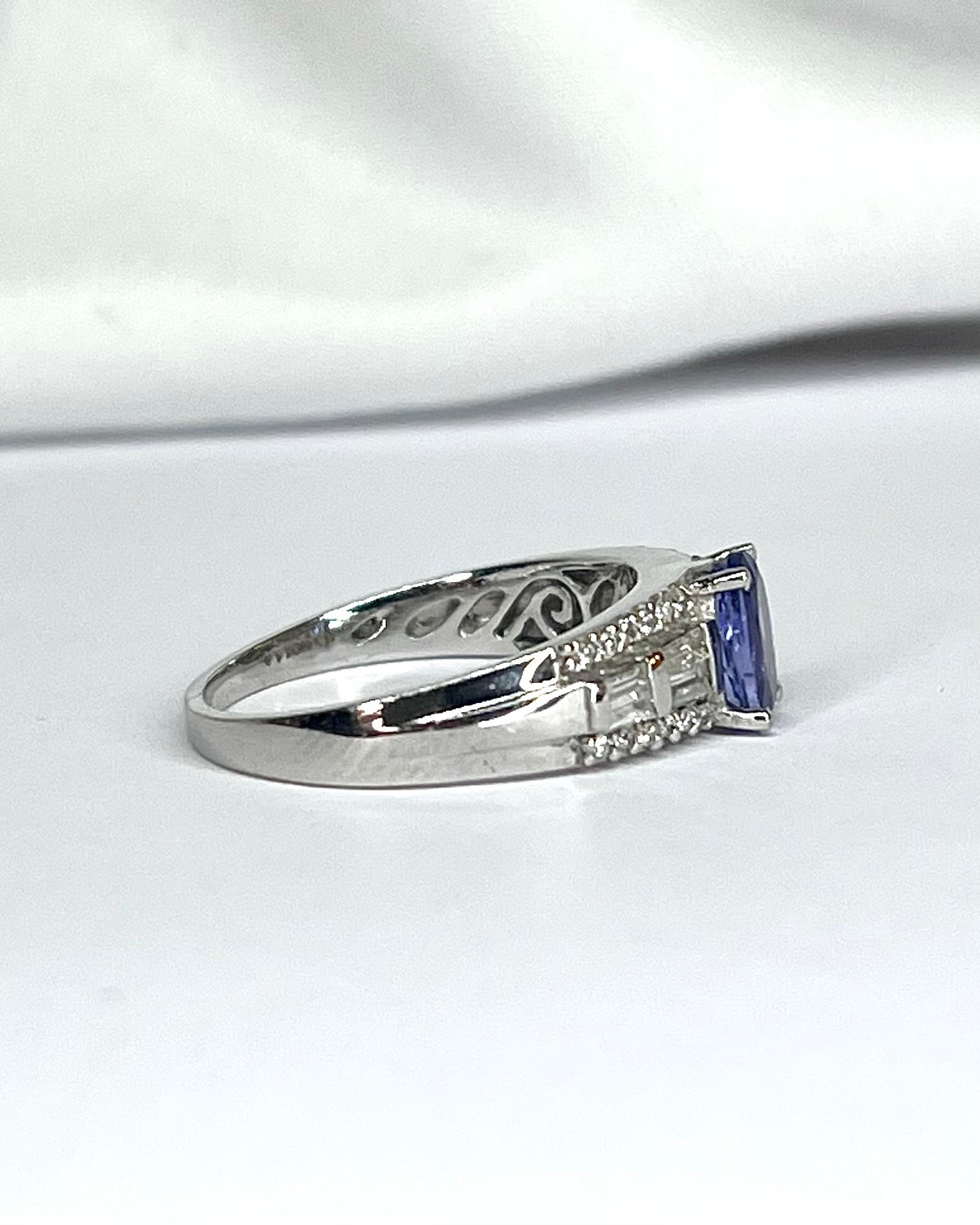 Bague Solitaire Tanzanite 1.10 carat & Diamants 0.44 carat "Line" - Elliade Paris