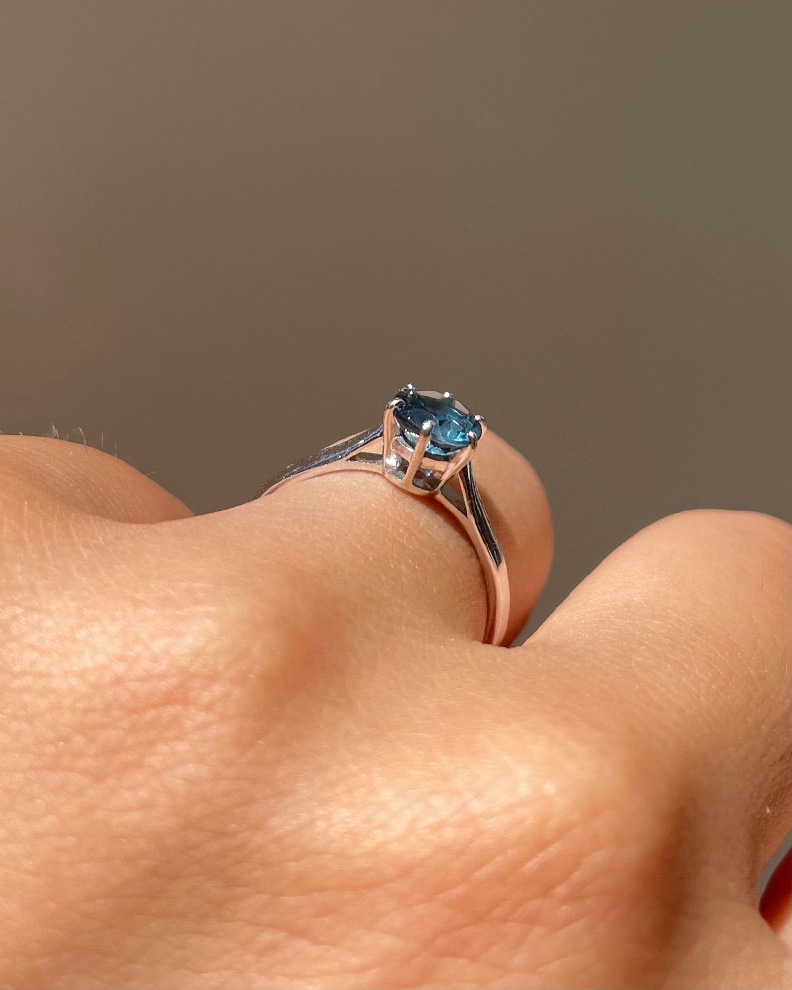 Bague Solitaire Topaze 1 carat "Indra" - Elliade Paris