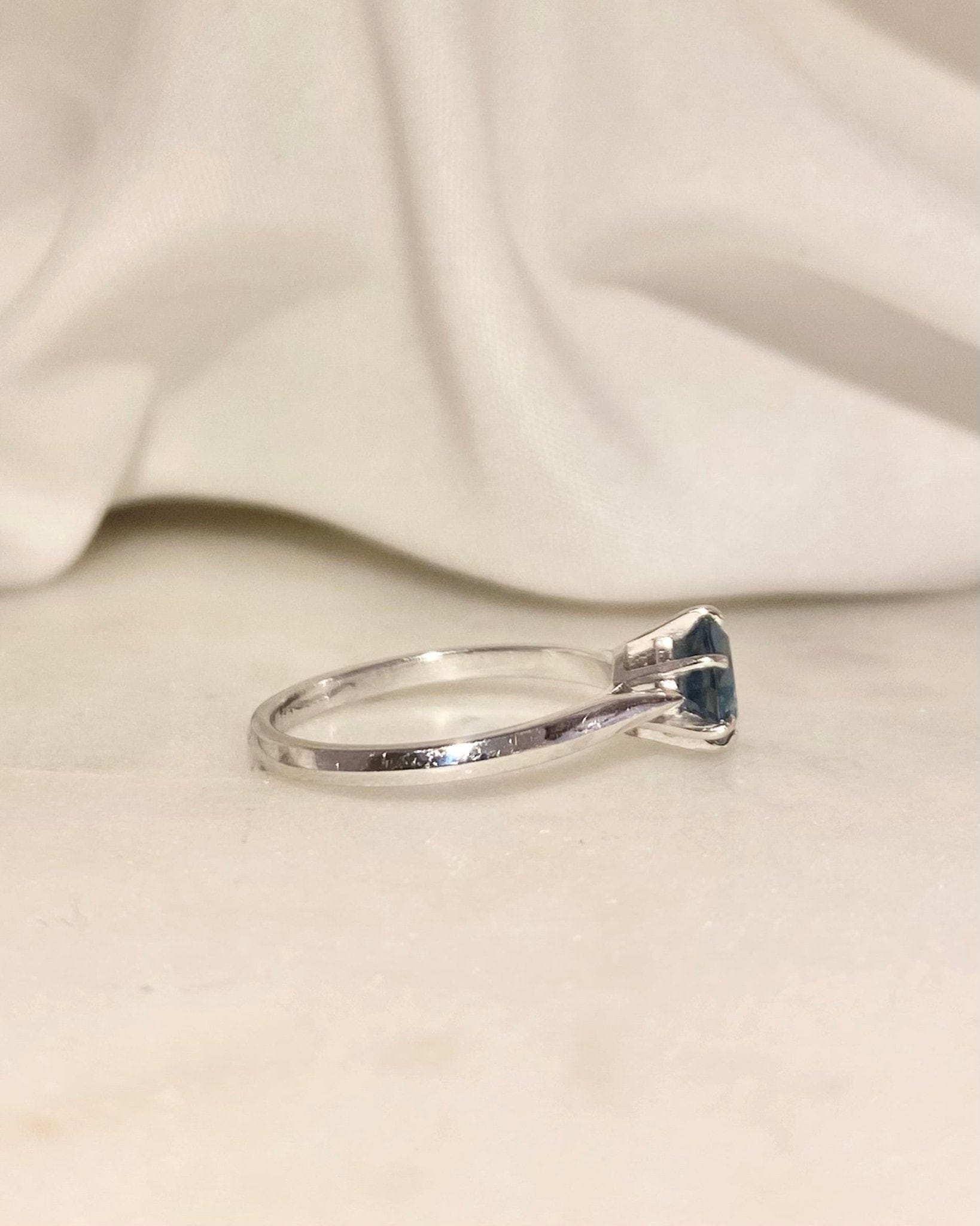 Bague Solitaire Topaze 1 carat "Indra" - Elliade Paris