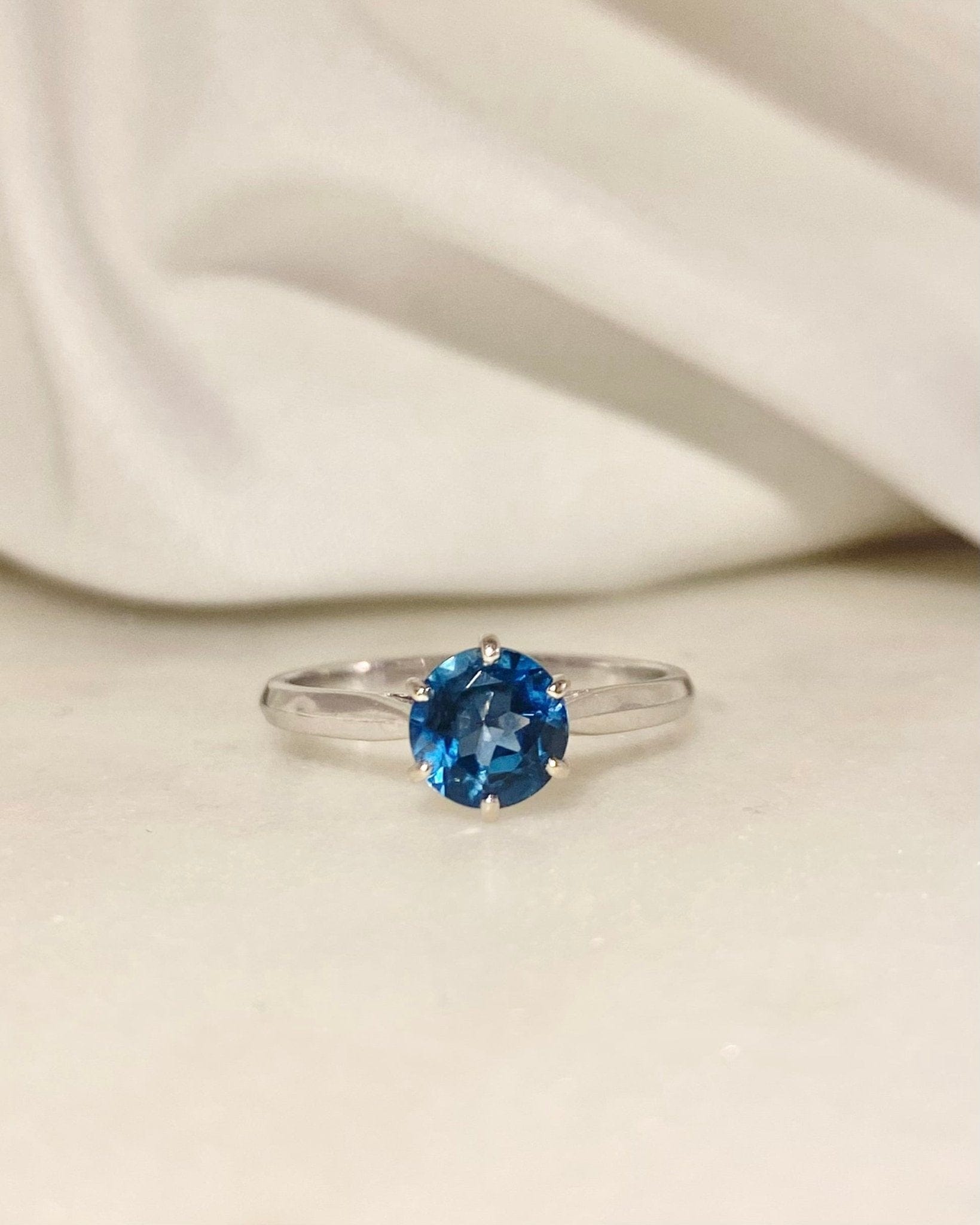 Bague Solitaire Topaze 1 carat "Indra" - Elliade Paris