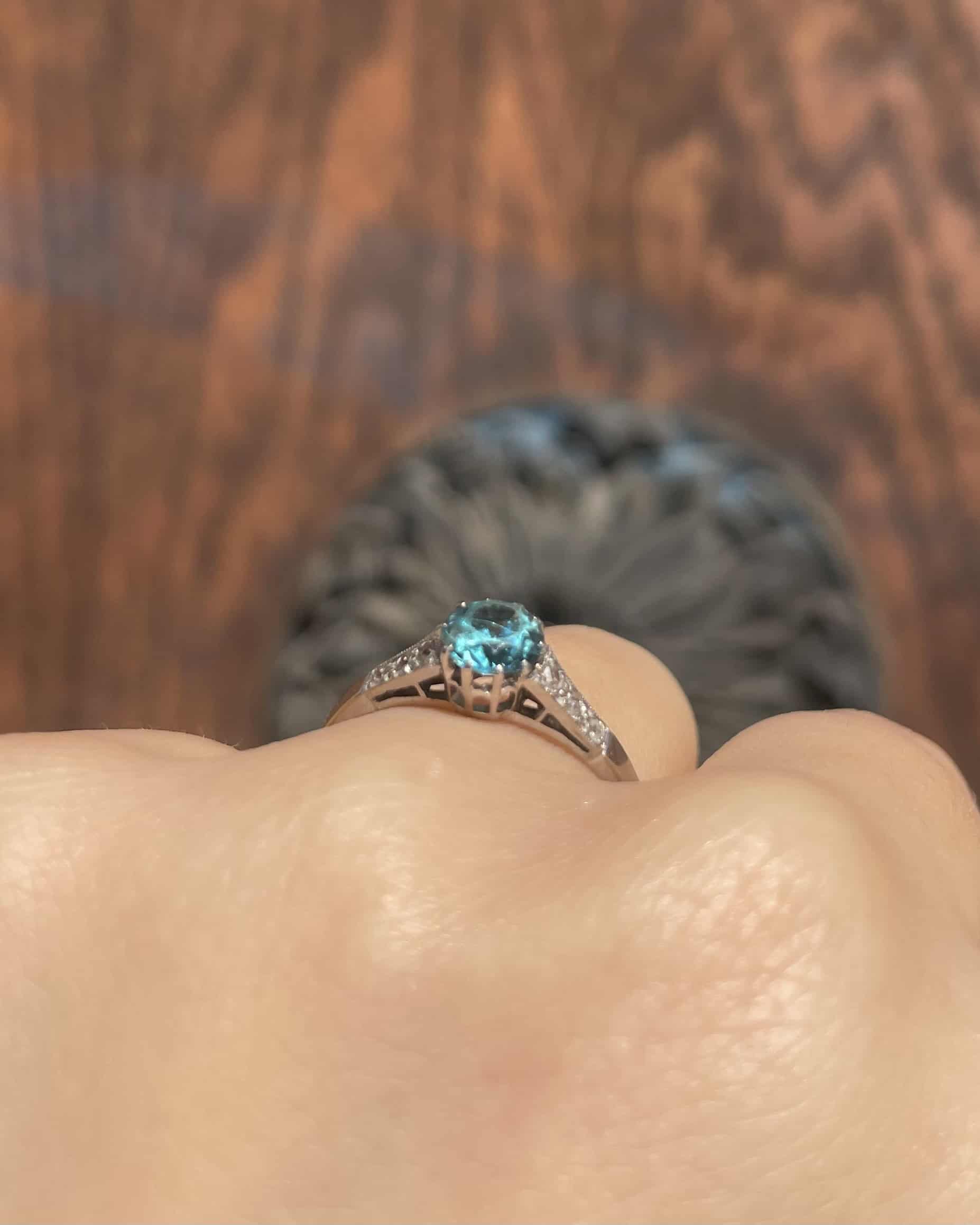 Bague Vintage Solitaire Zircon 1 Carat & Diamants "Nira"