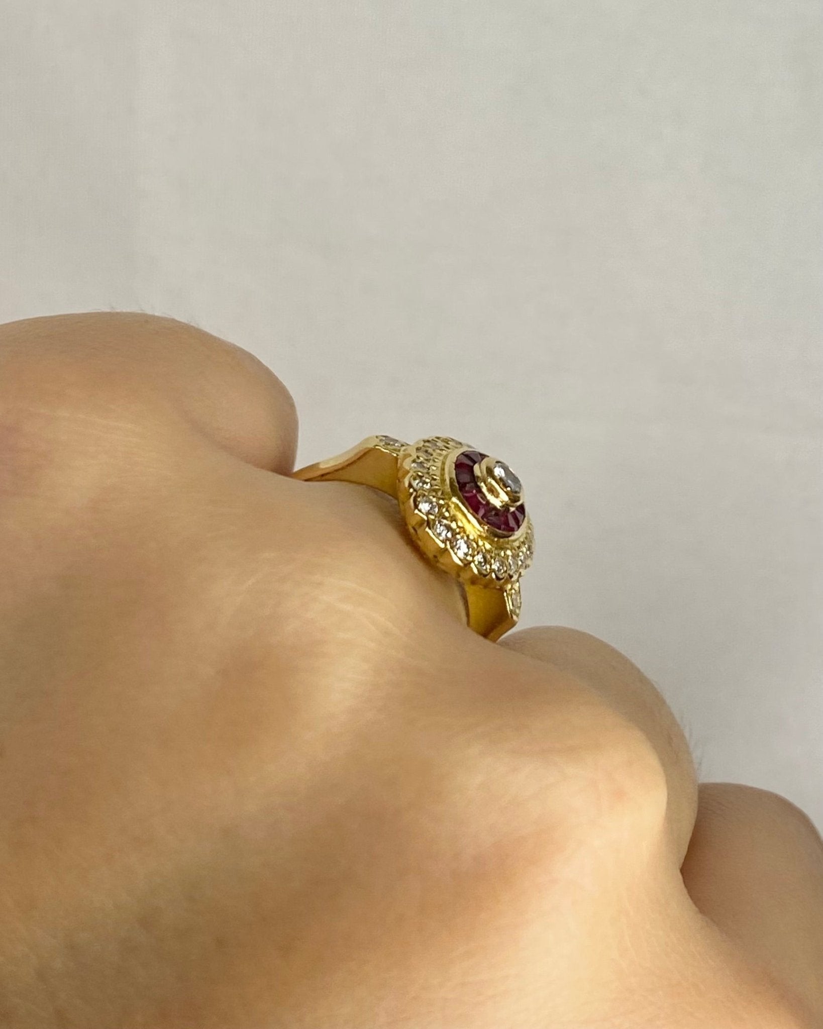 Bague Style Art Déco 10 Rubis et 23 Diamants "Siam" - Elliade Paris