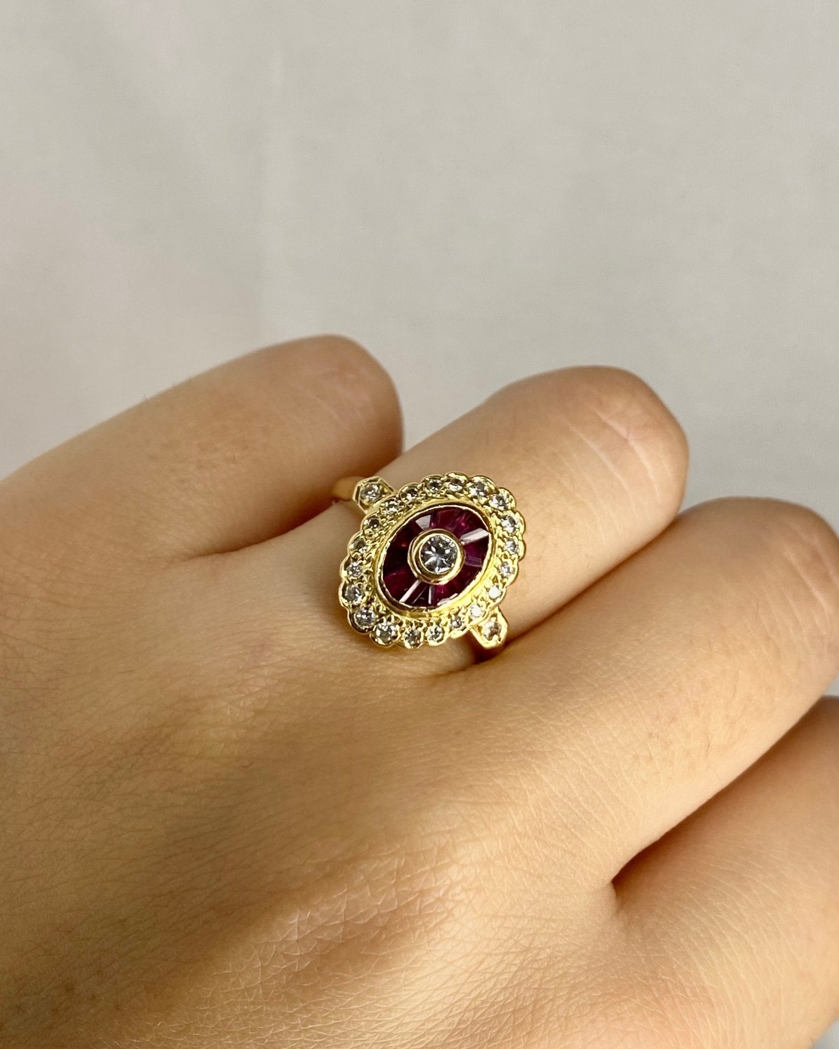 Bague Style Art Déco 10 Rubis et 23 Diamants "Siam" - Elliade Paris