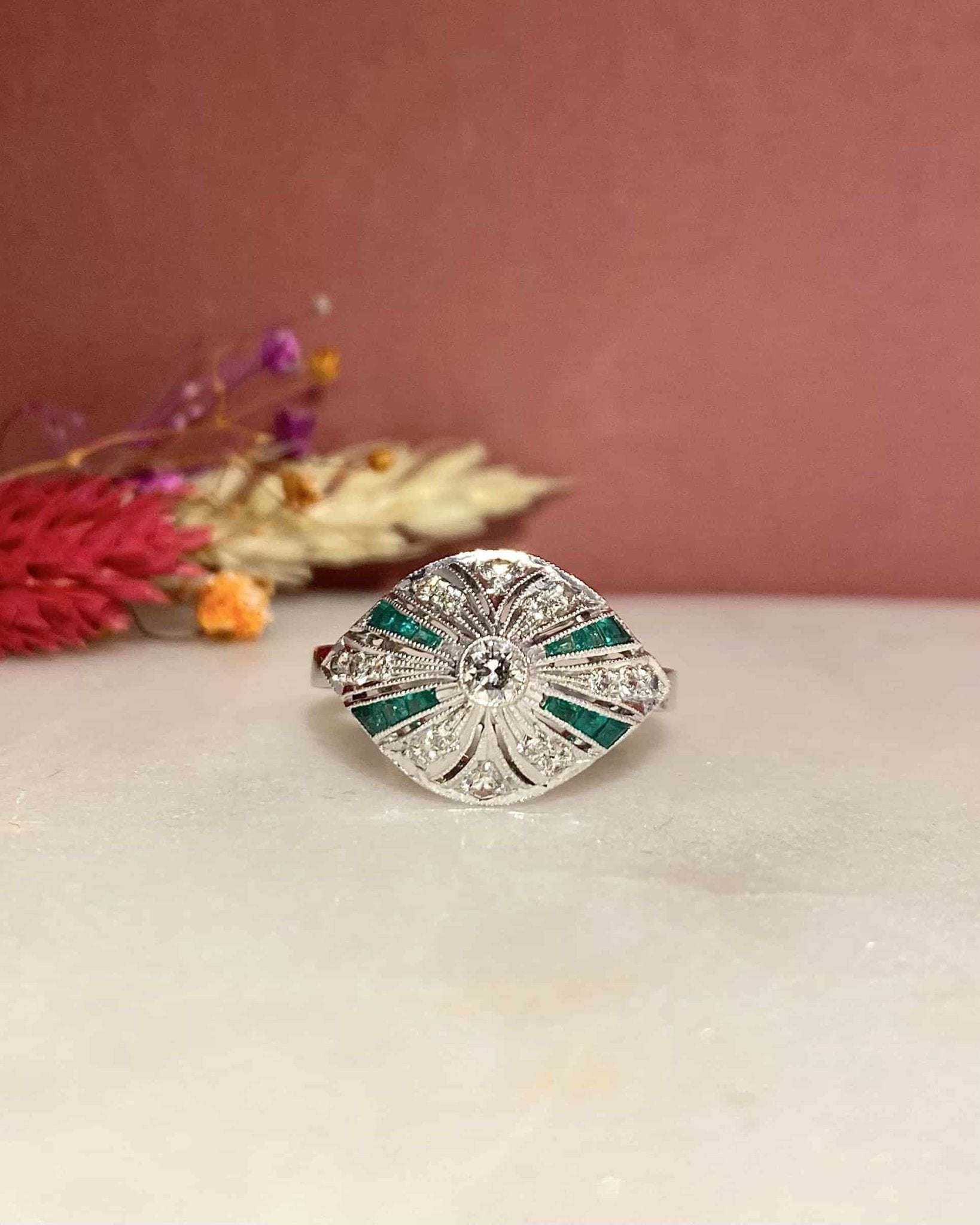 Bague Style Art - Déco 12 Émeraudes & 17 Diamants "Veronica" - Elliade Paris