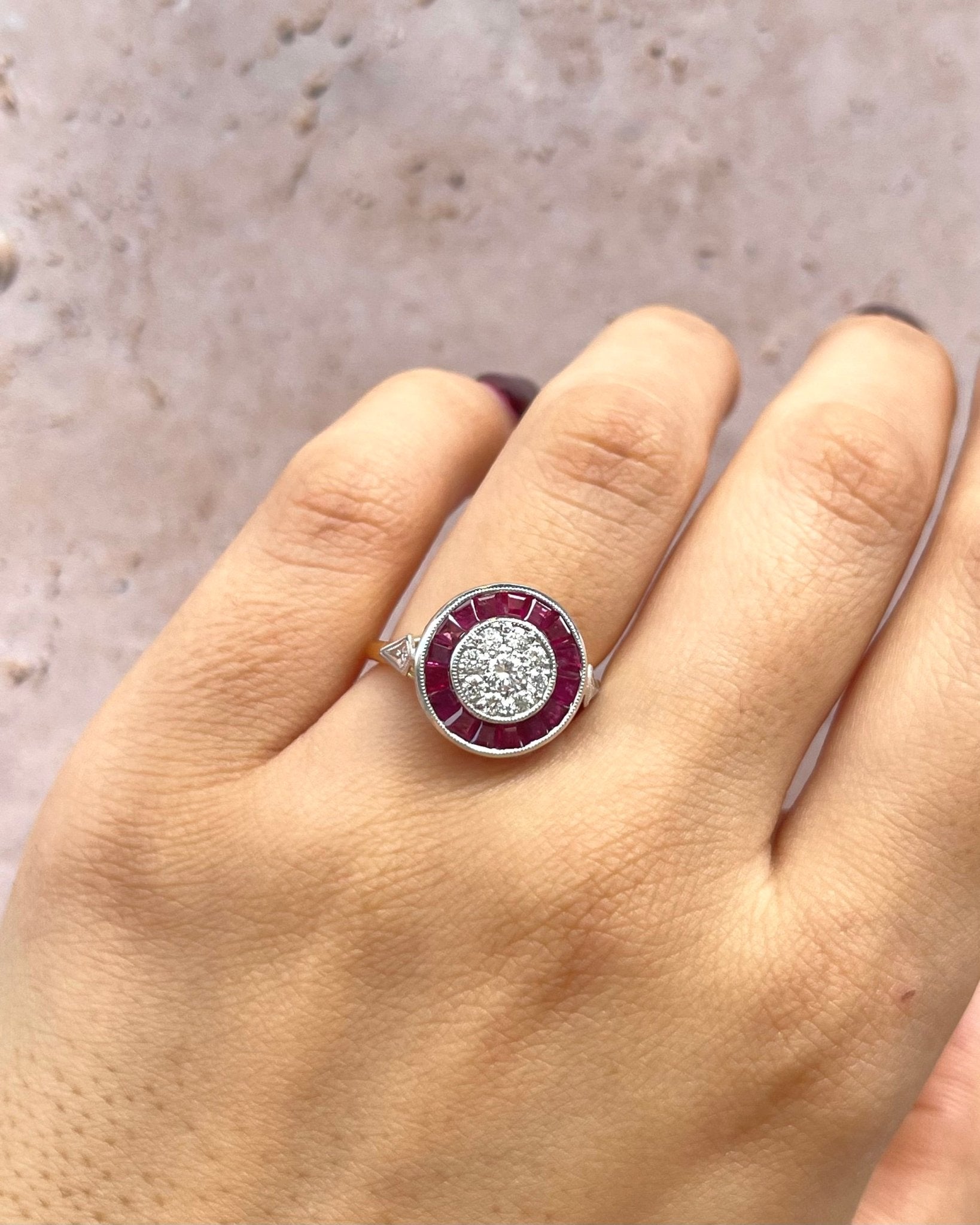 Bague Style Art - Déco 16 Rubis & Diamants 0.40 carat "Livia" - Elliade Paris