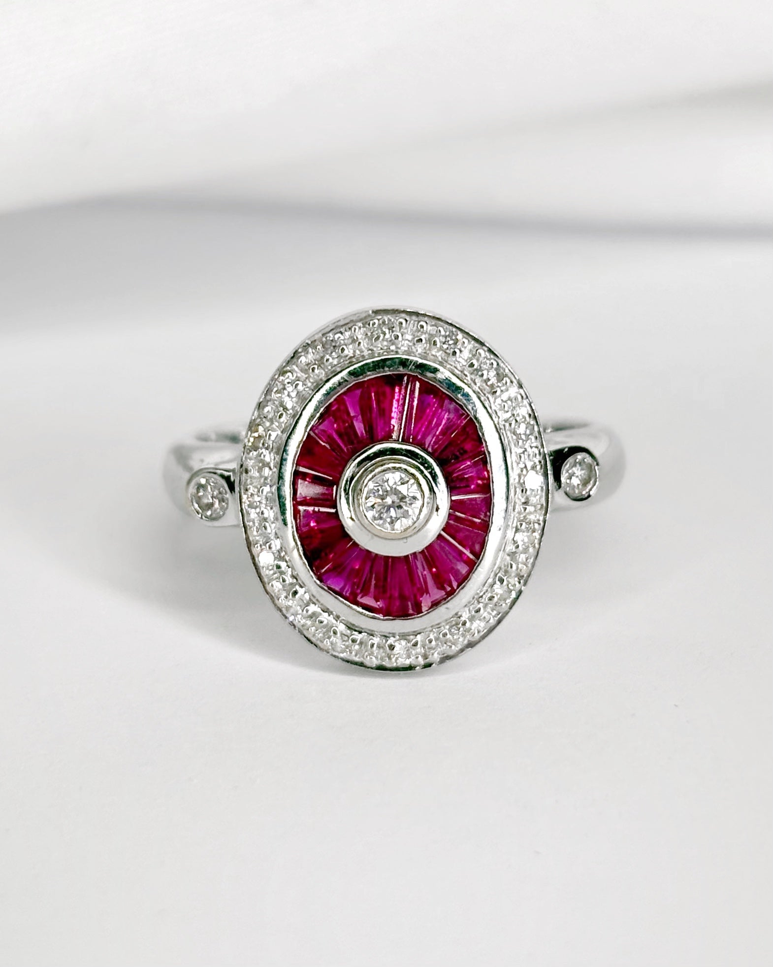 Bague style Art - Déco 18 Rubis 0.72 carat & 18 Diamants "Nausica" - Elliade Paris