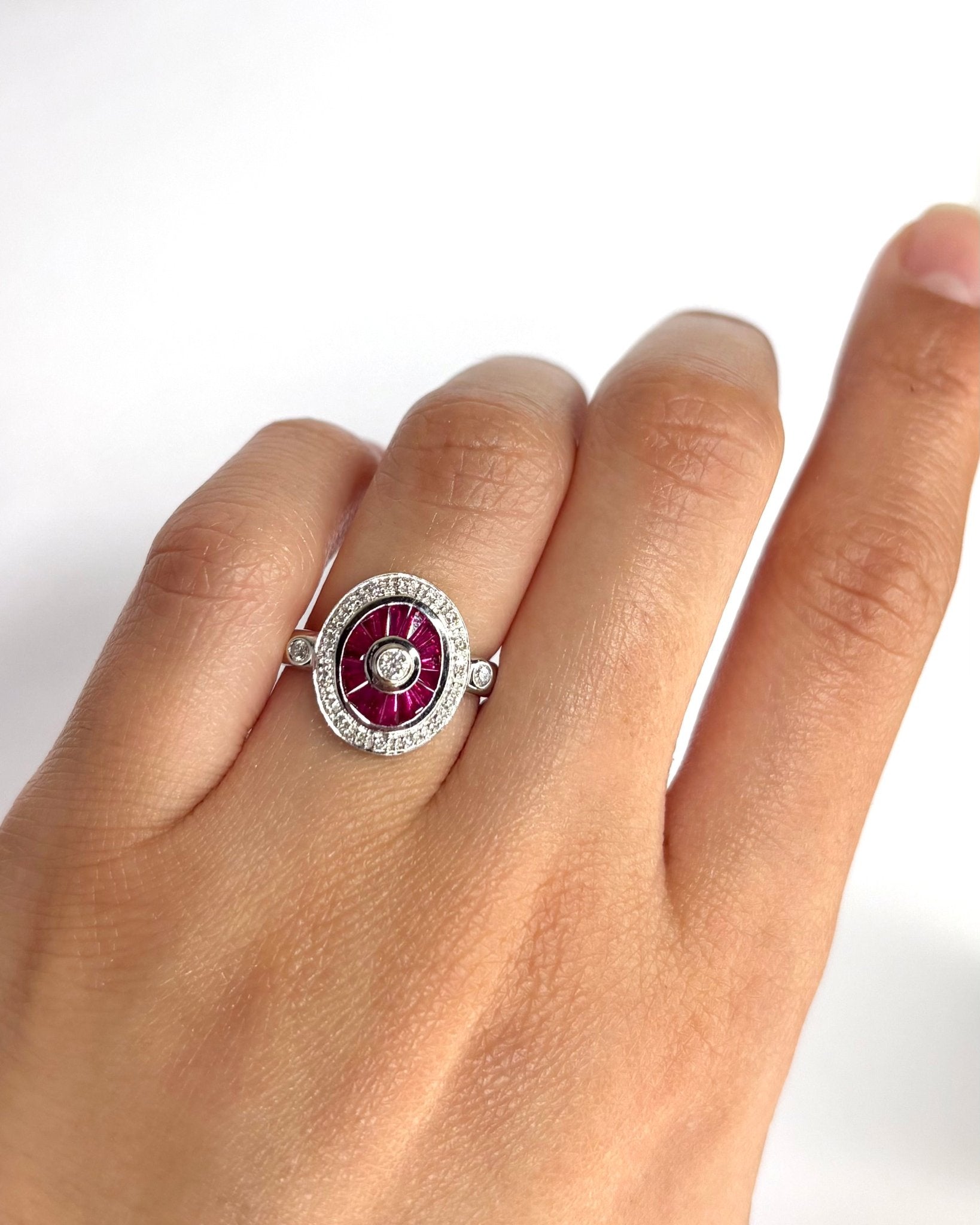 Bague style Art - Déco 18 Rubis 0.72 carat & 18 Diamants "Nausica" - Elliade Paris