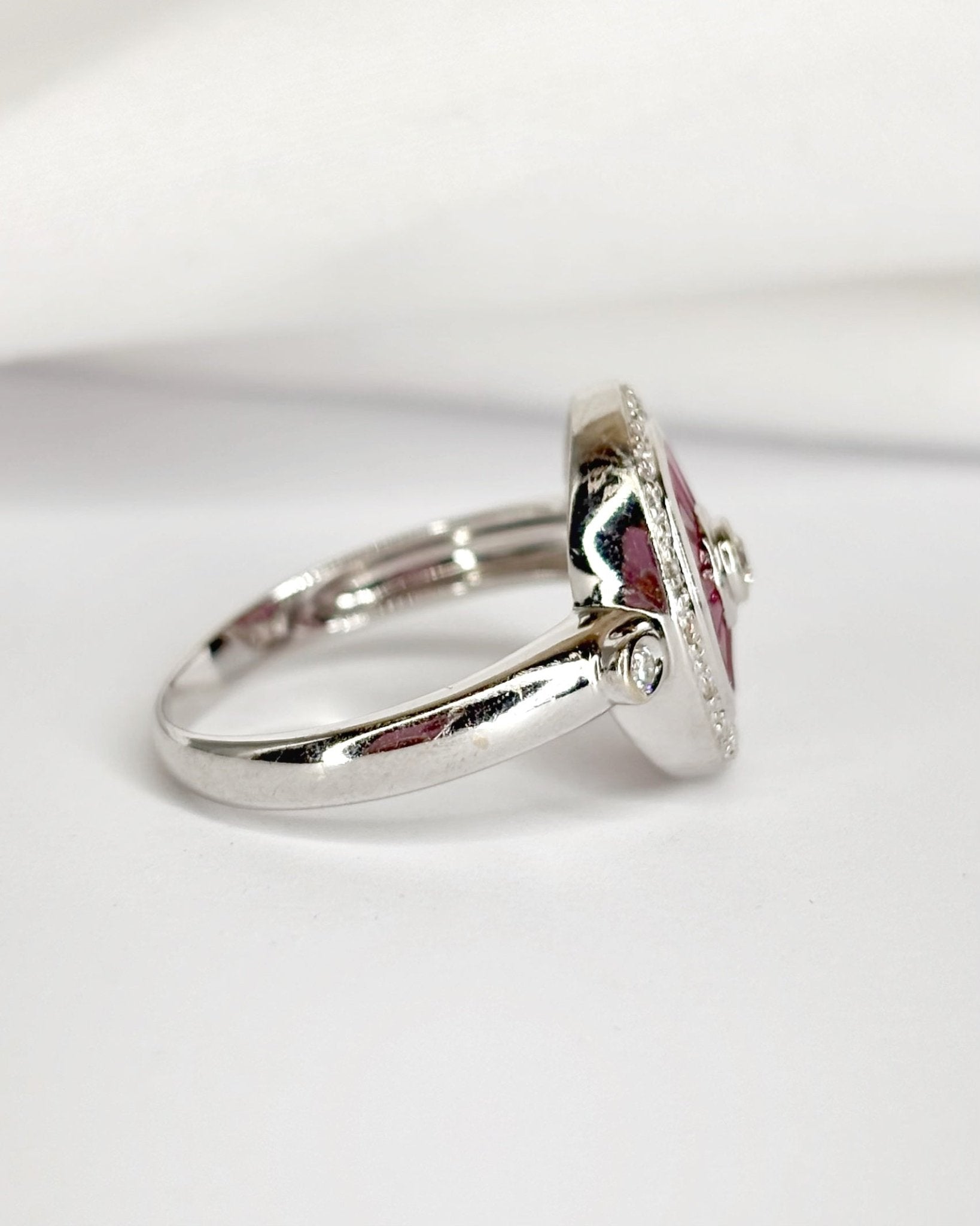 Bague style Art - Déco 18 Rubis 0.72 carat & 18 Diamants "Nausica" - Elliade Paris
