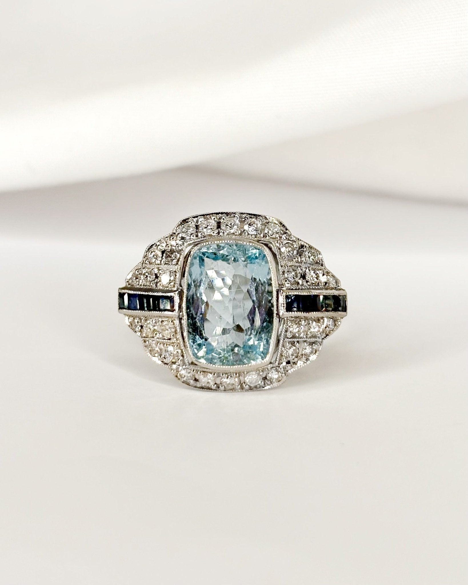 Bague Style Art déco Aigue - marine 3.40 carats, Diamants & Saphirs "Sybelle" - Elliade Paris