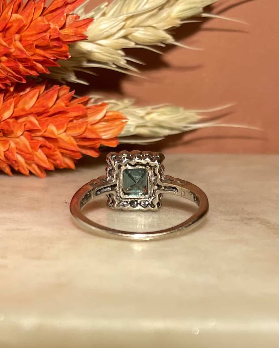Anillo estilo Art Déco con esmeralda de 0,45 quilates y 22 diamantes "Madz"