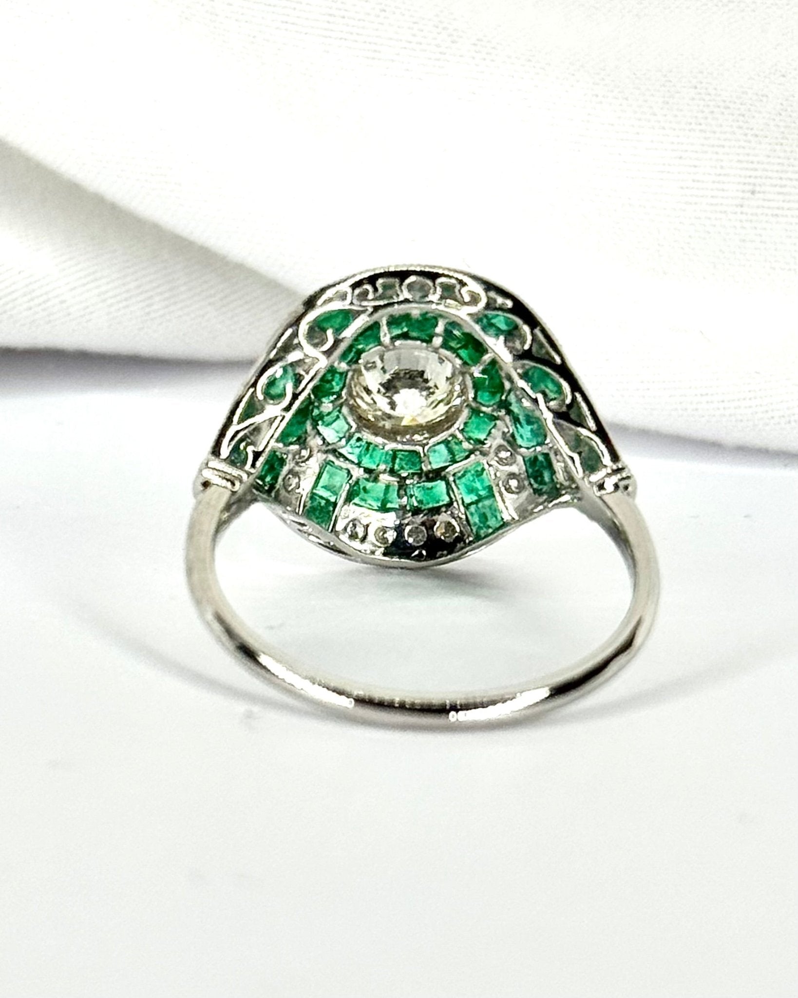 Bague Style Art-Déco Diamants 0.79 carat & 39 Émeraudes 0.78 carat "Morgane" - Elliade Paris