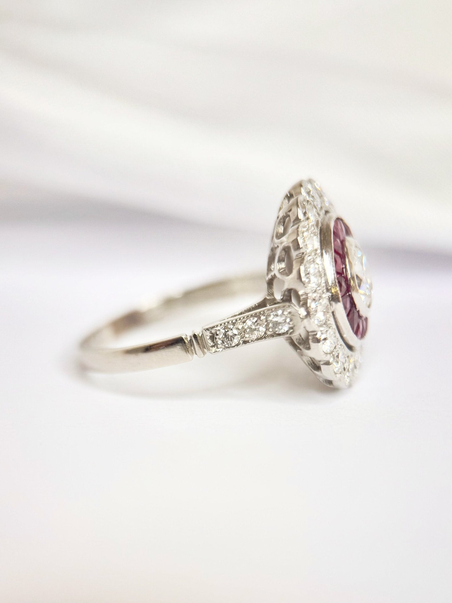 Bague Style Art-Déco Diamants 1.26 carat & Rubis 0.60 carat "Zahia" - Elliade Paris