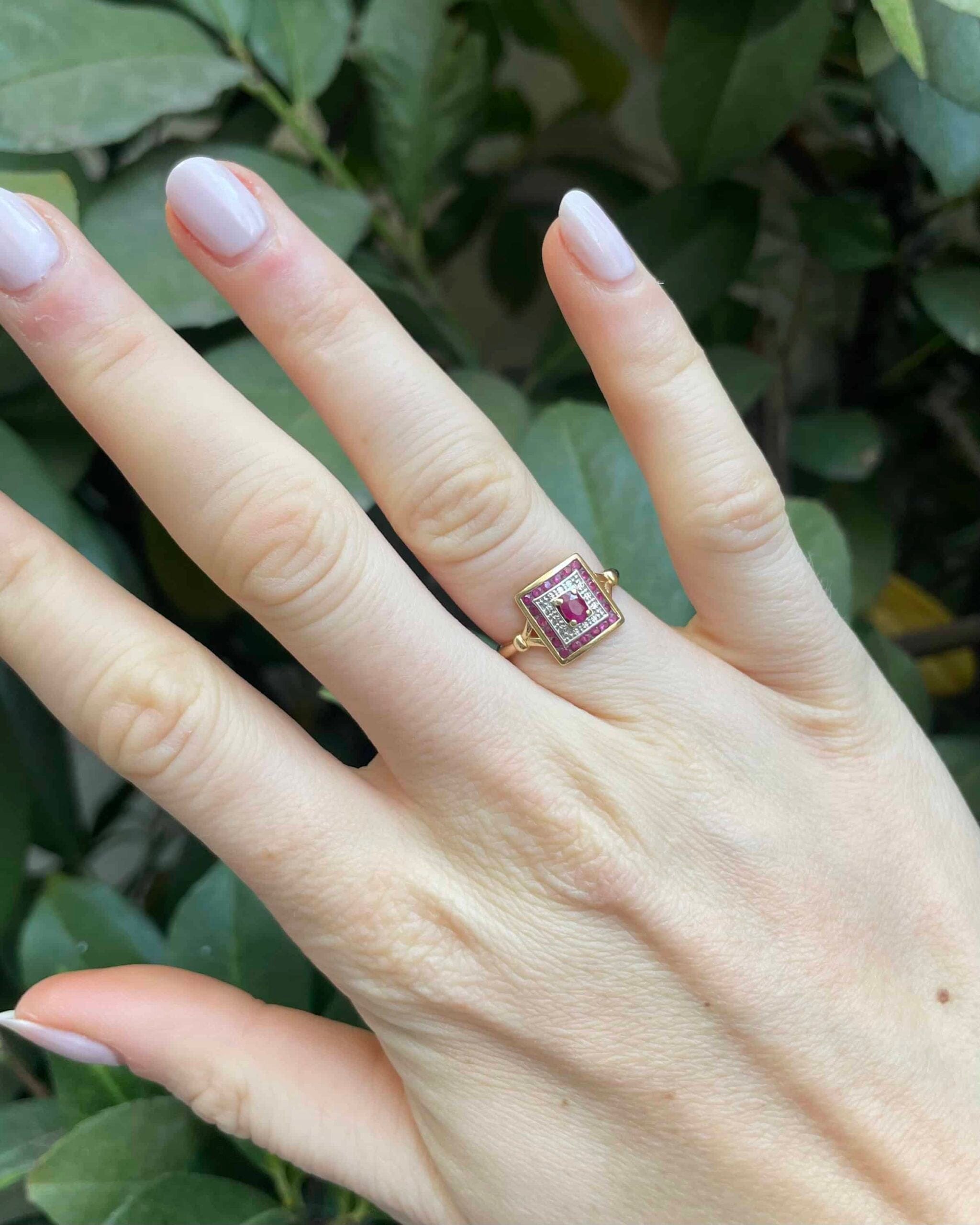 Anillo "Harper" estilo Art Déco con 21 rubíes